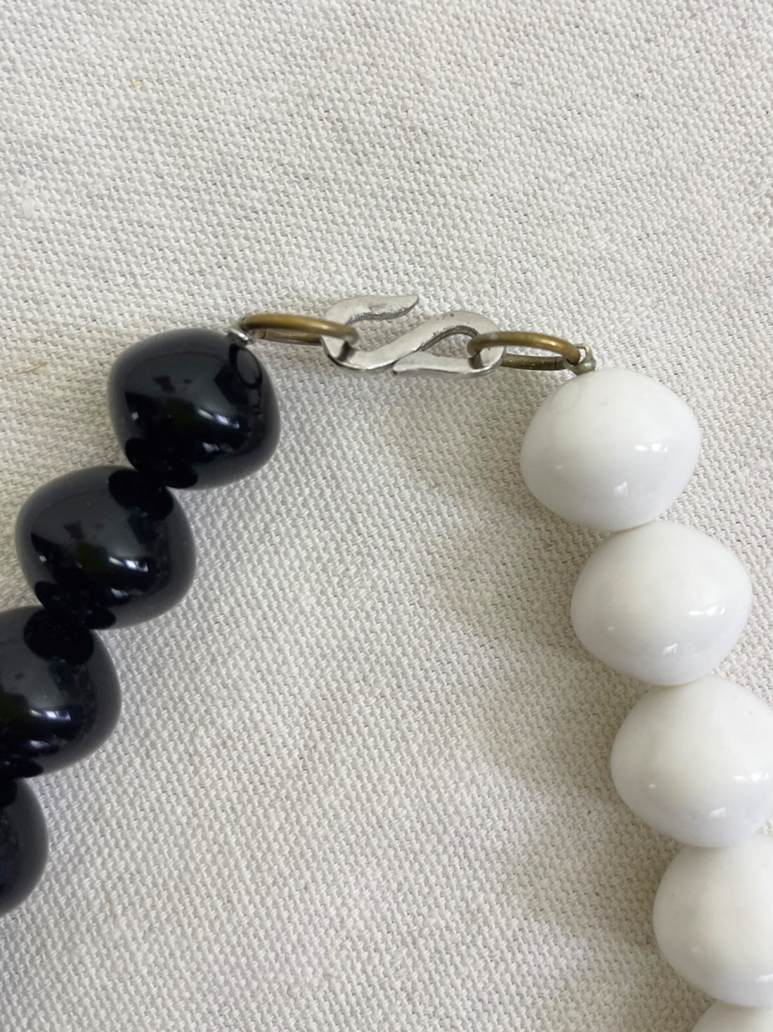 60's Black & White Beaded Necklace-closiTherapi | vinTage
