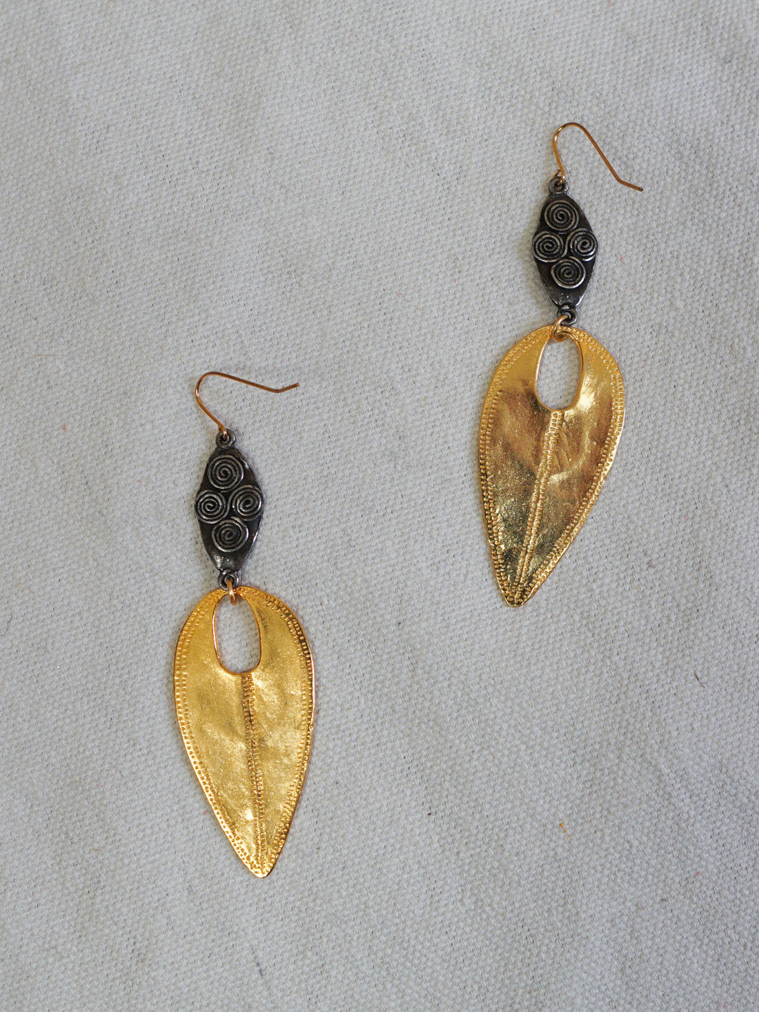 Hammered Gold Edgy Teardrop Earrings-closiTherapi | vinTage