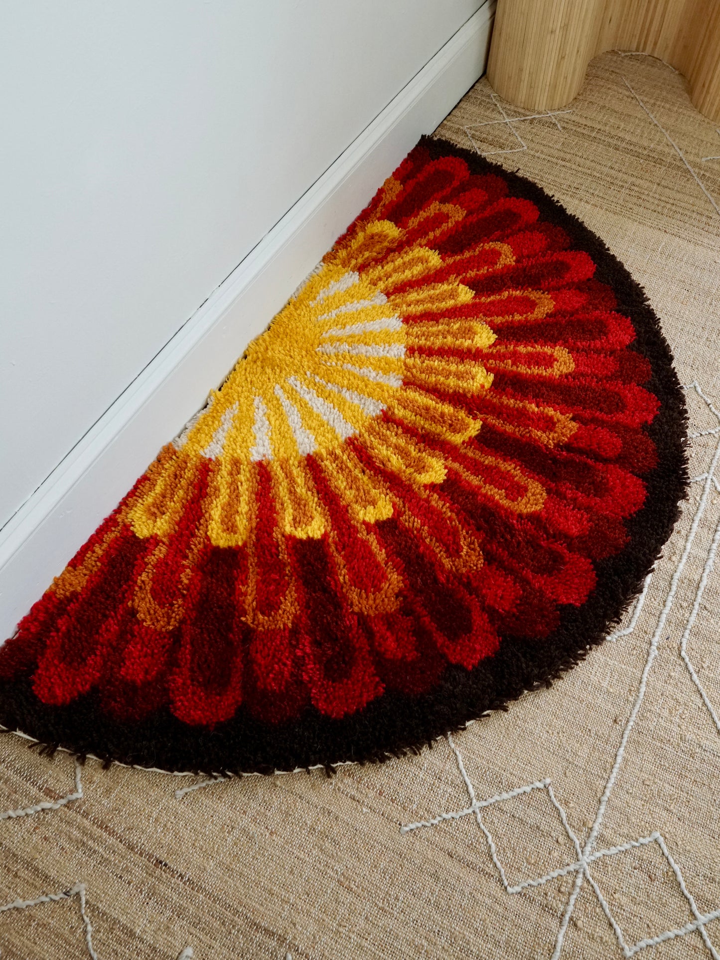 Vintage 70's Sunburst Latch Hook Rug-closiTherapi | vinTage