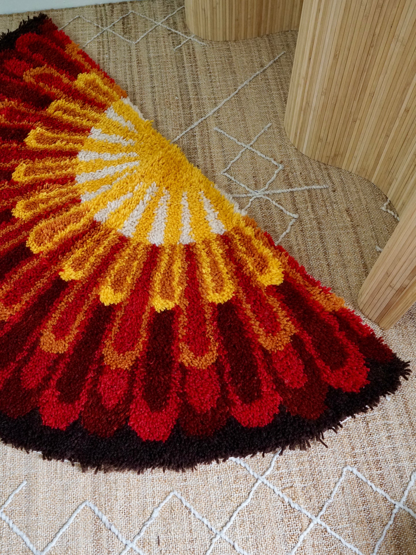 Vintage 70's Sunburst Latch Hook Rug-closiTherapi | vinTage