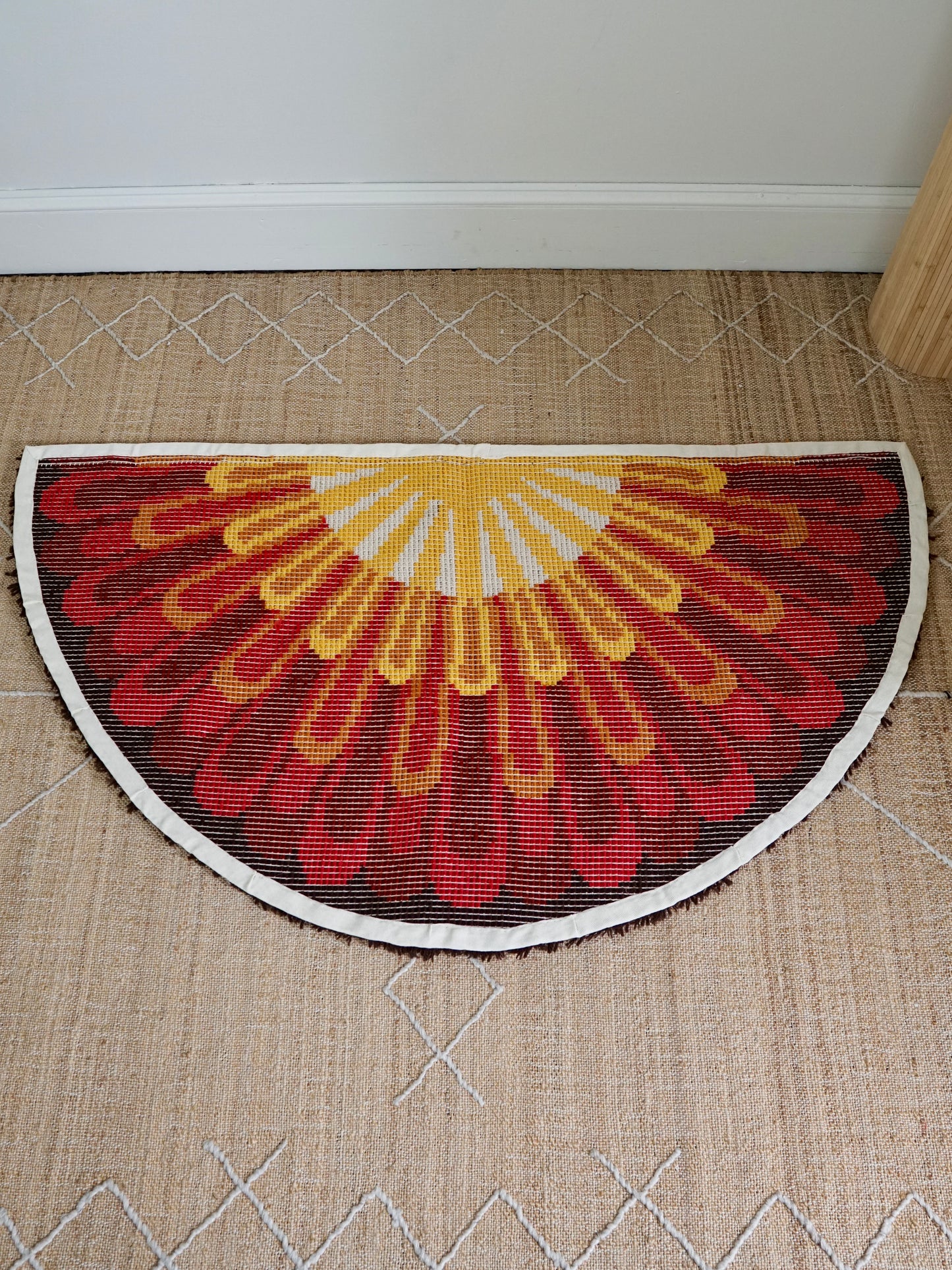 Vintage 70's Sunburst Latch Hook Rug-closiTherapi | vinTage