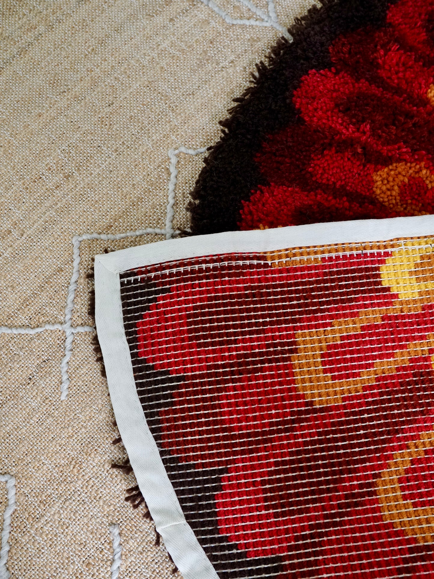Vintage 70's Sunburst Latch Hook Rug-closiTherapi | vinTage
