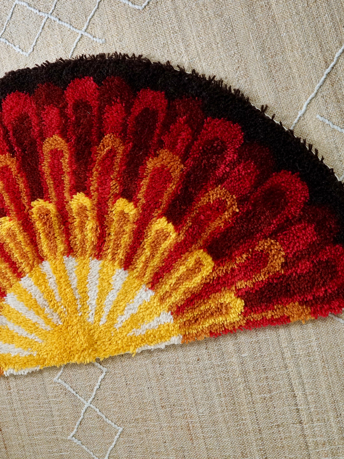 Vintage 70's Sunburst Latch Hook Rug-closiTherapi | vinTage