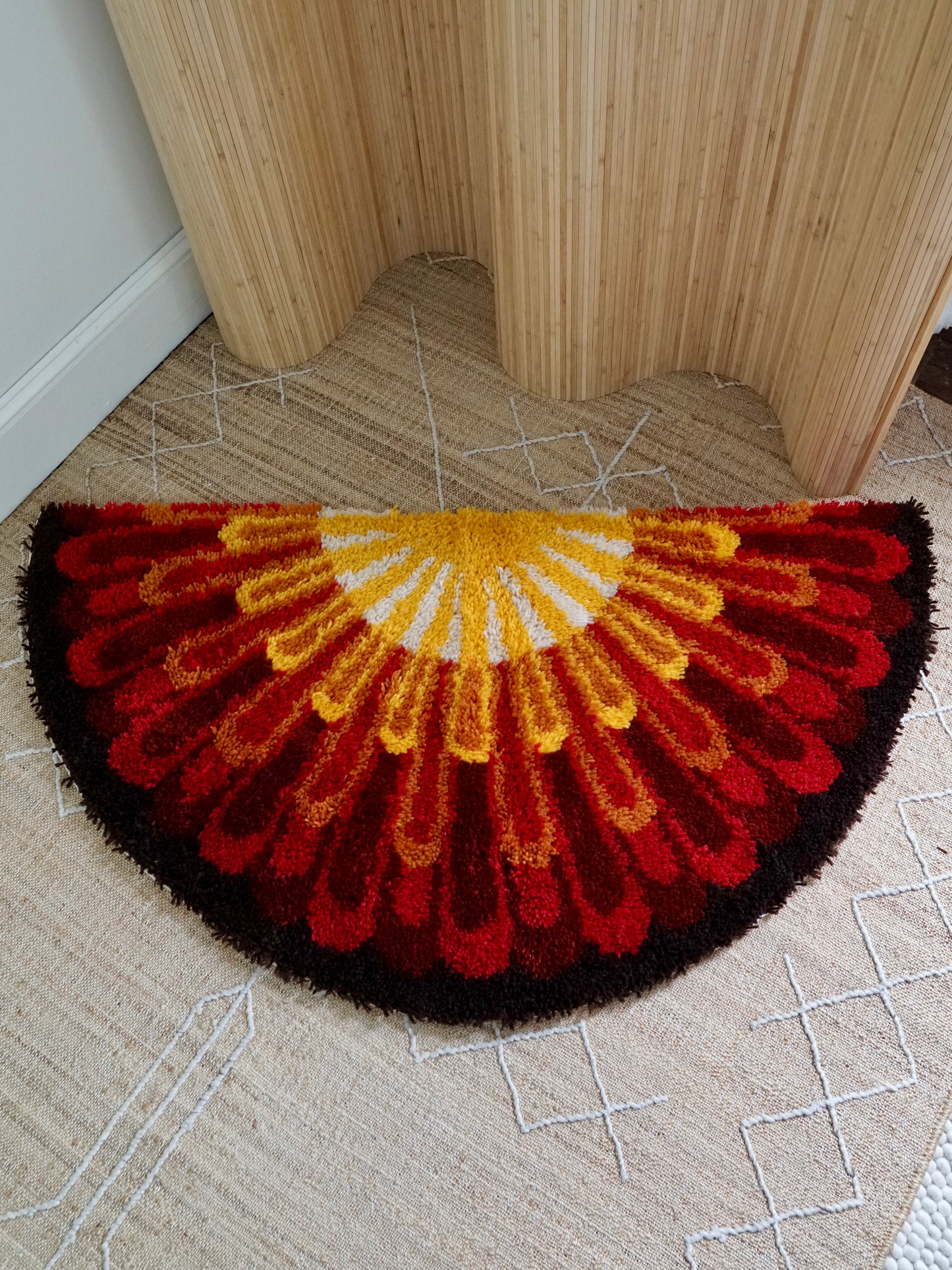 Vintage 70's Sunburst Latch Hook Rug-closiTherapi | vinTage