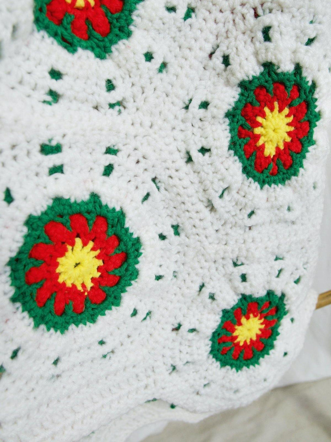 Handmade Red Poinsettia Floral Afghan-closiTherapi | vinTage