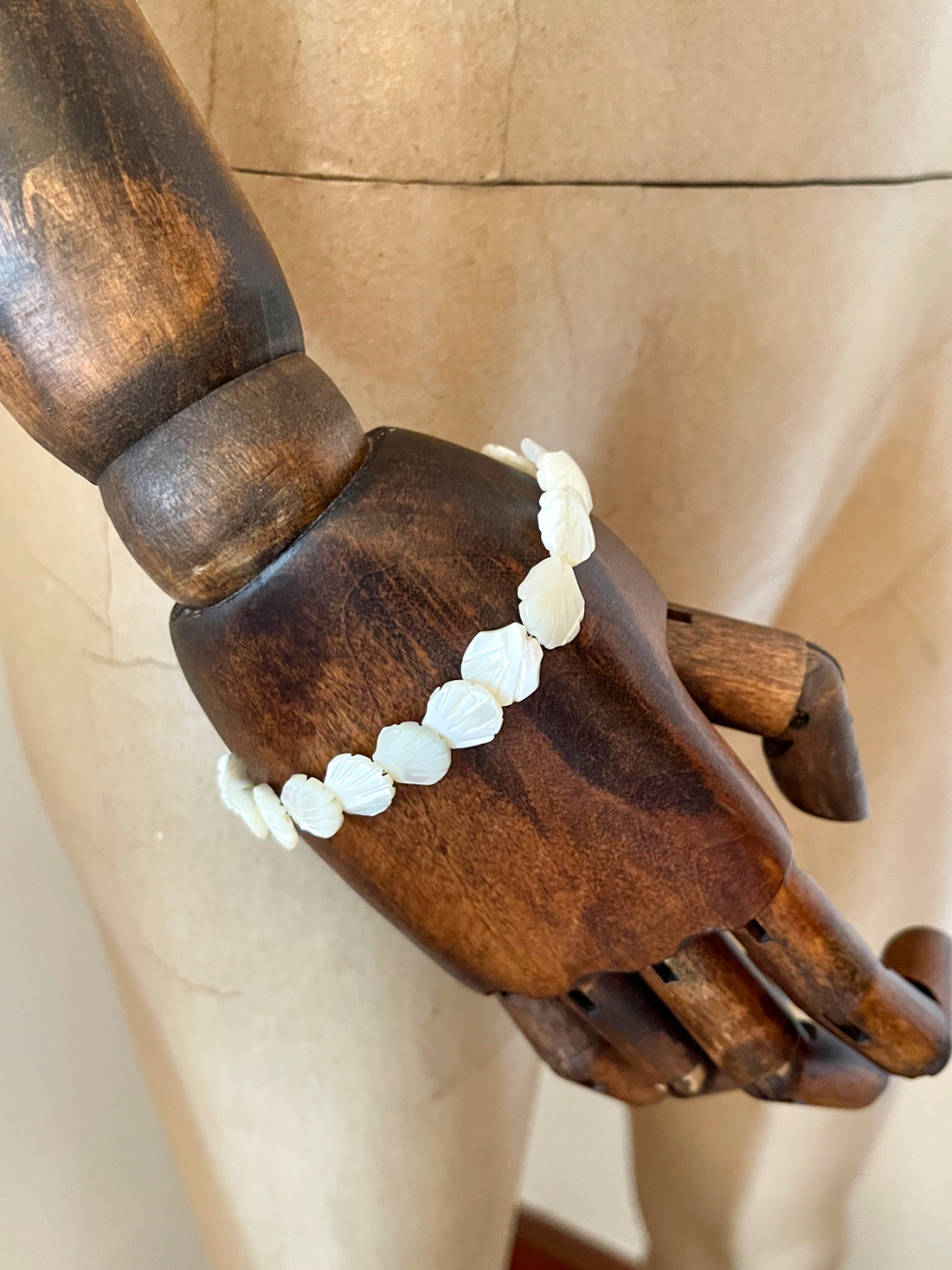 Vintage Carved Shell Mother Of Pearl Bracelet-closiTherapi | vinTage