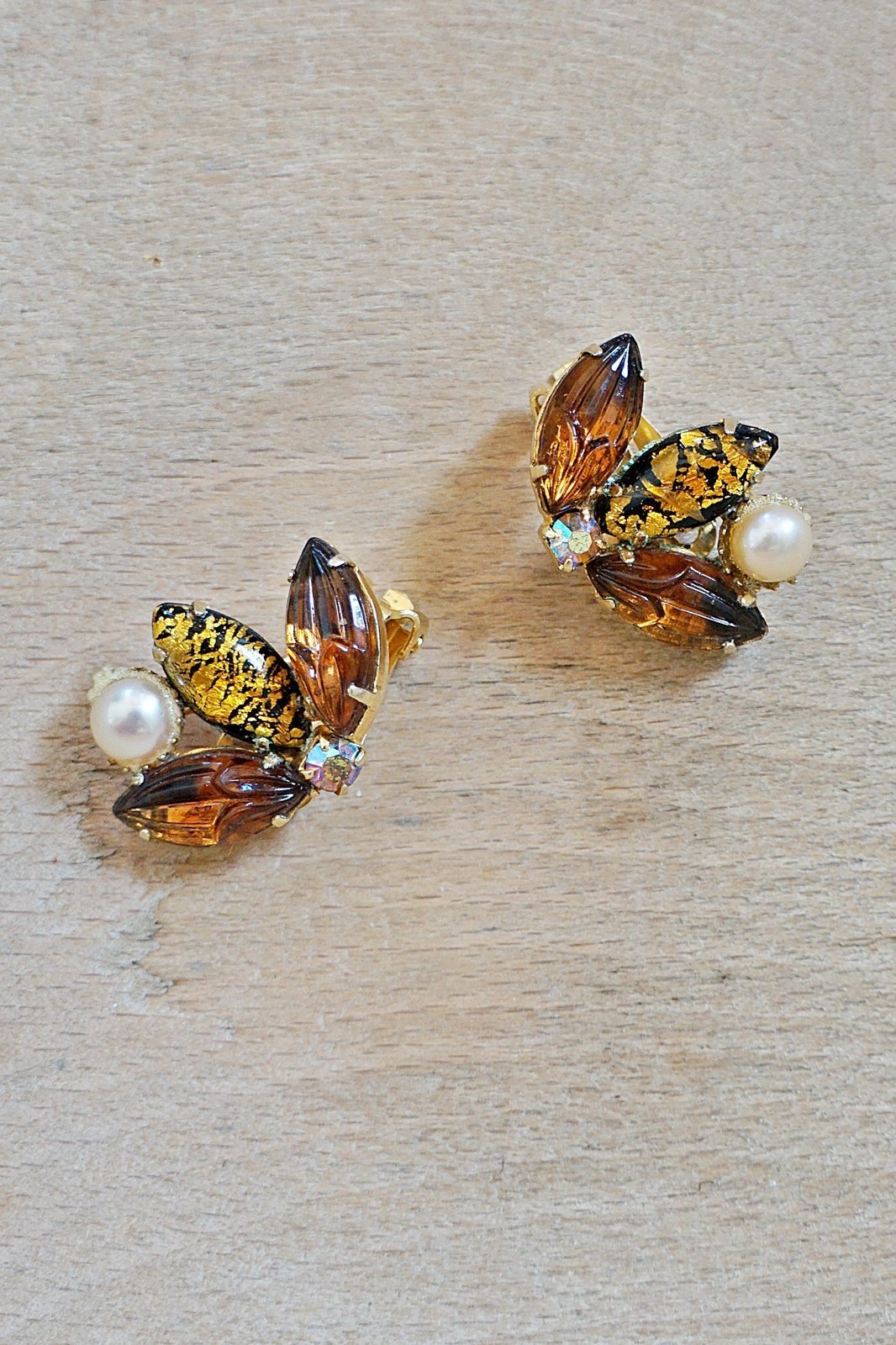 Vintage Jeweled Bee Earrings-closiTherapi | vinTage