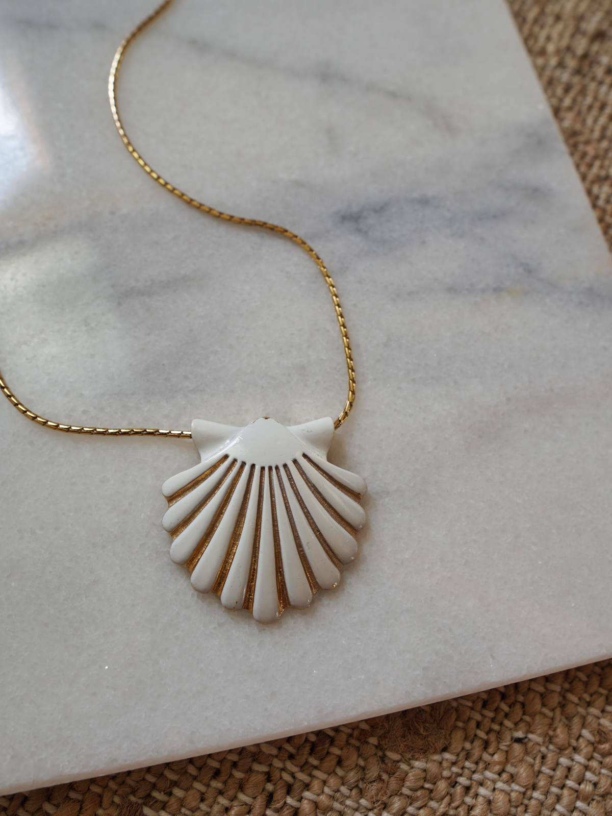 Vintage White Clam Shell Necklace – therapi