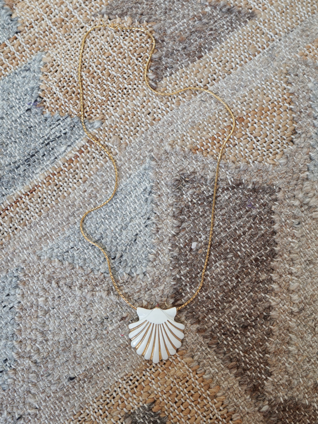 Vintage White Clam Shell Necklace-closiTherapi | vinTage
