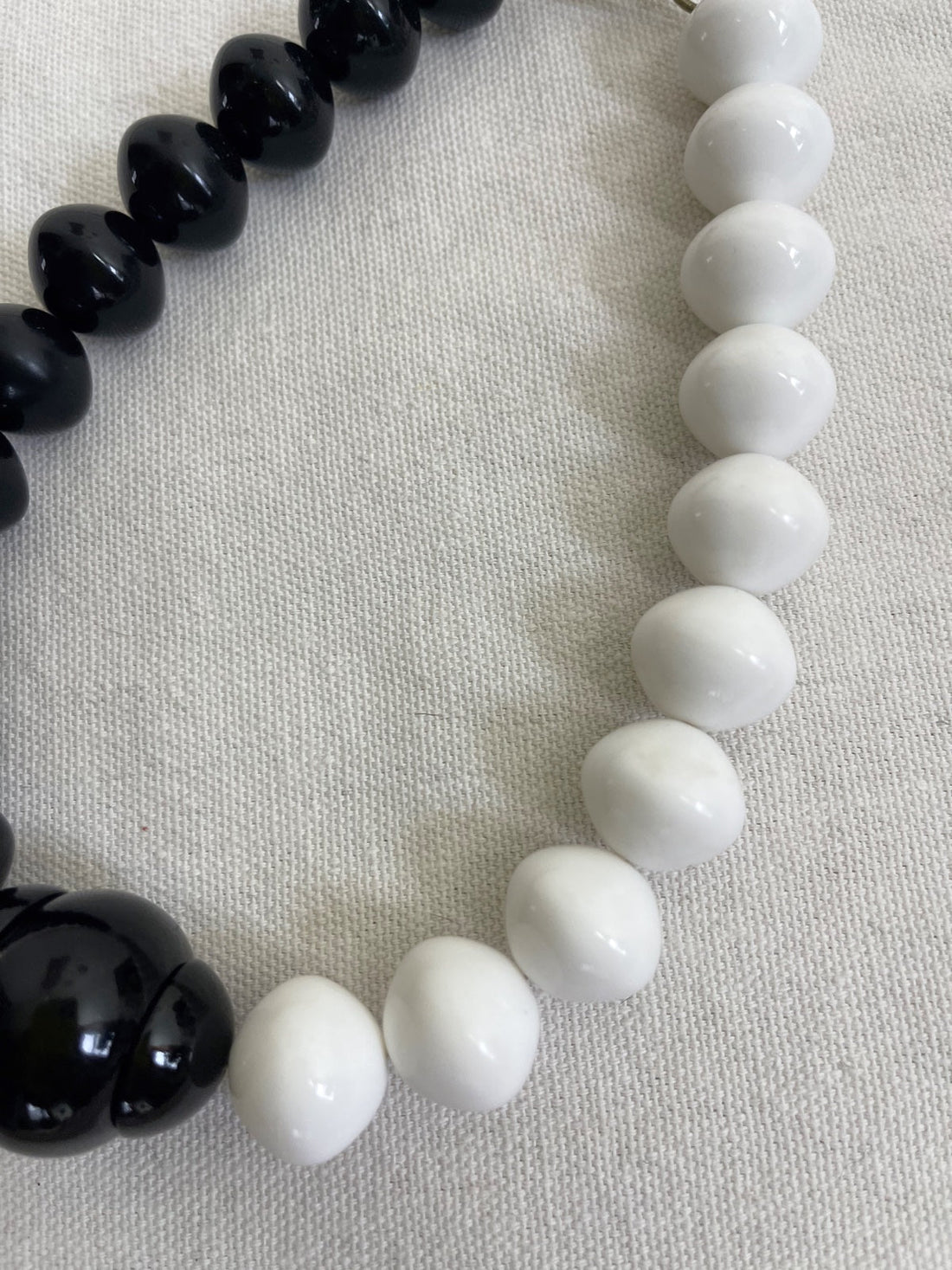 60's Black & White Beaded Necklace-closiTherapi | vinTage