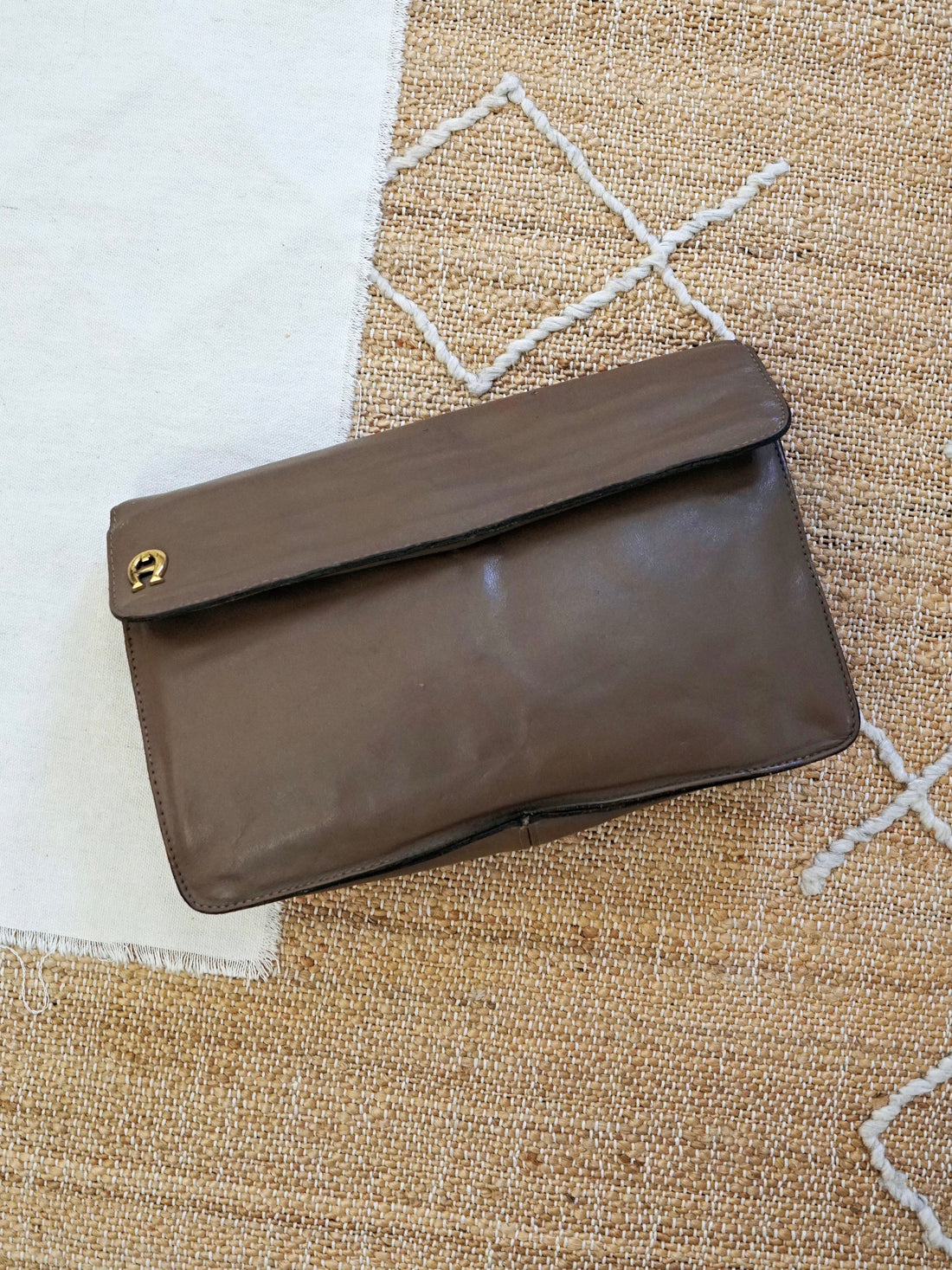 80's Etienne Aigner Mushroom Clutch-closiTherapi | vinTage