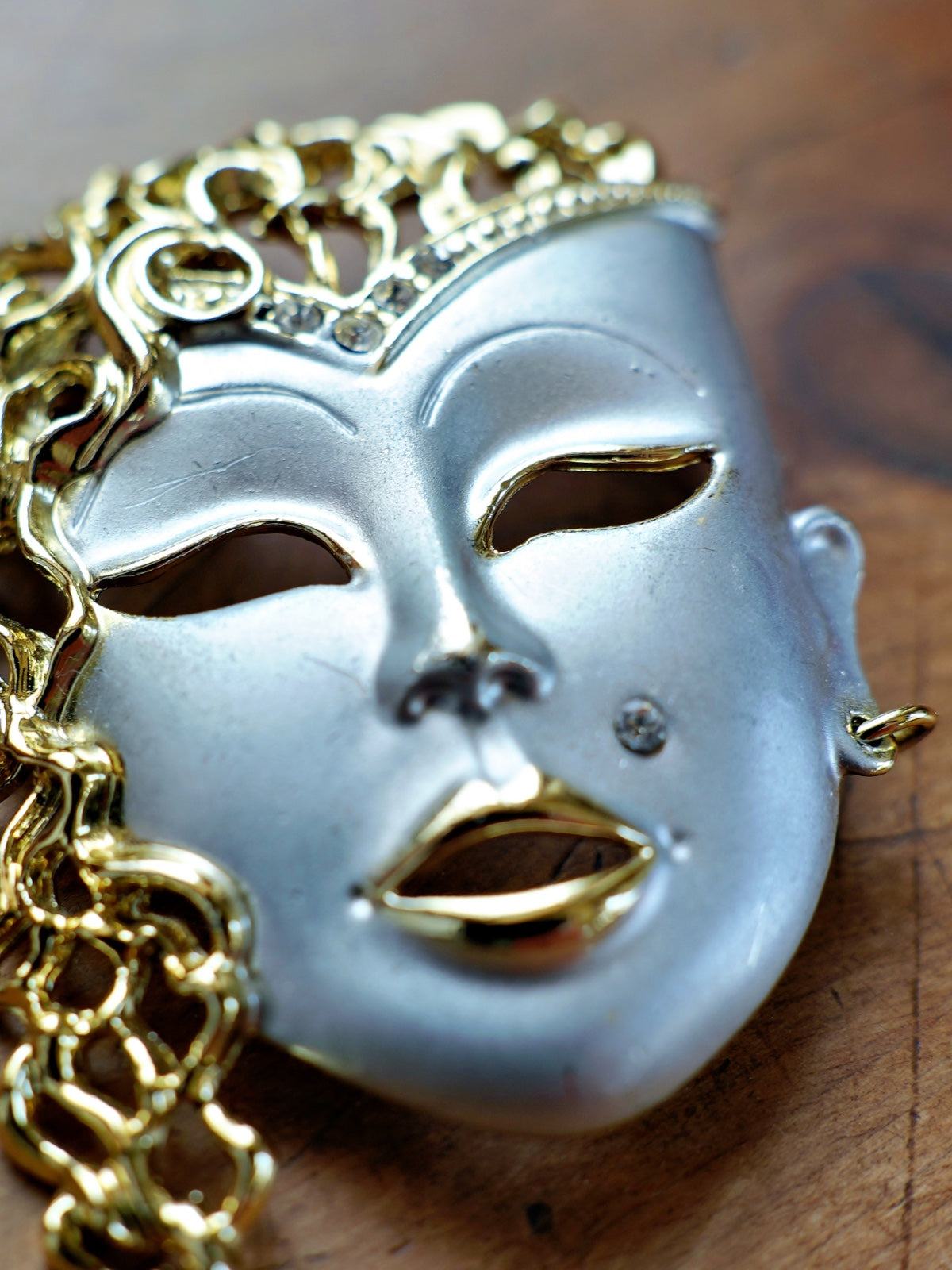 Vintage 80's Masquerade Face Brooch-closiTherapi | vinTage