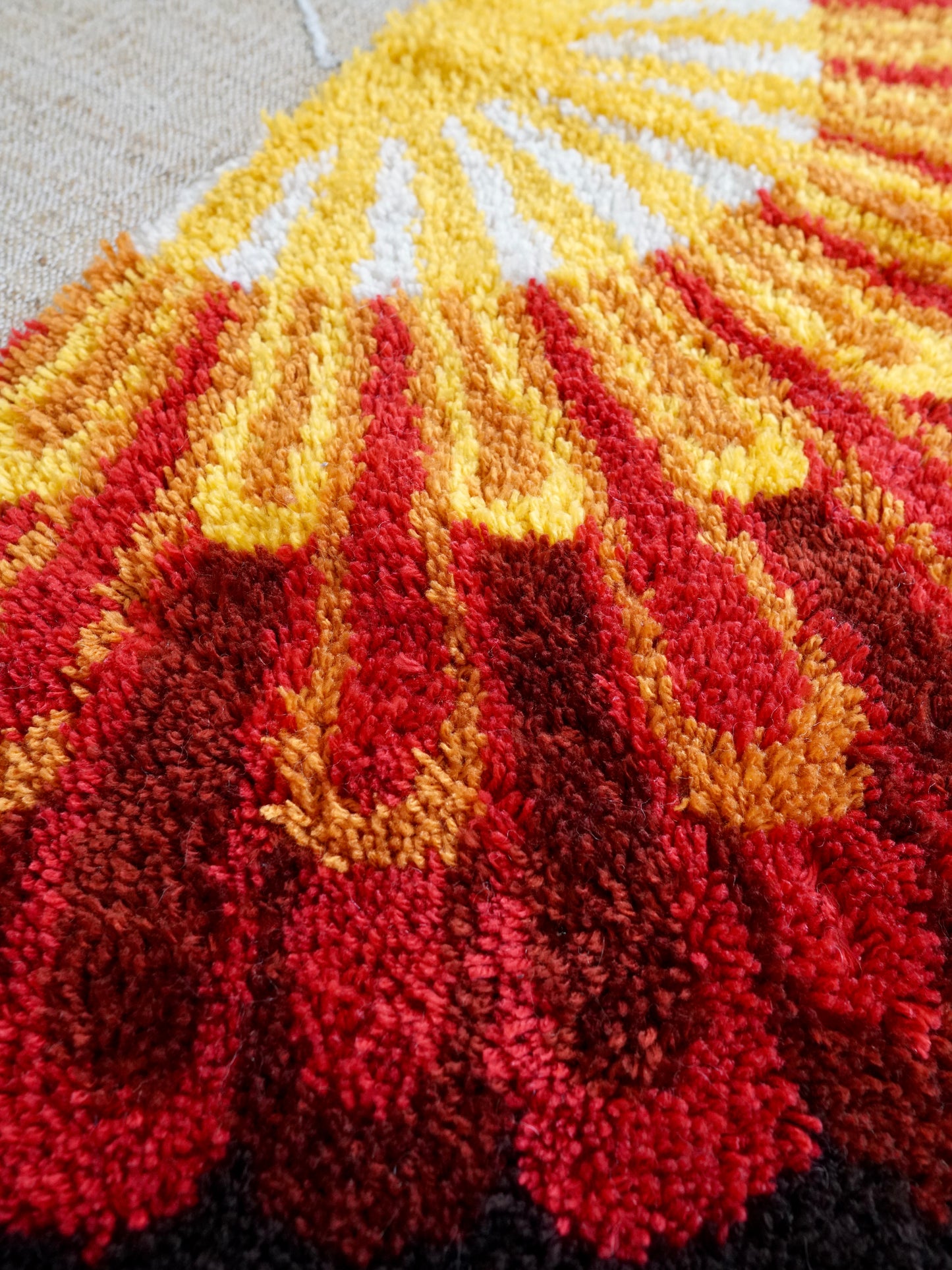 Vintage 70's Sunburst Latch Hook Rug-closiTherapi | vinTage