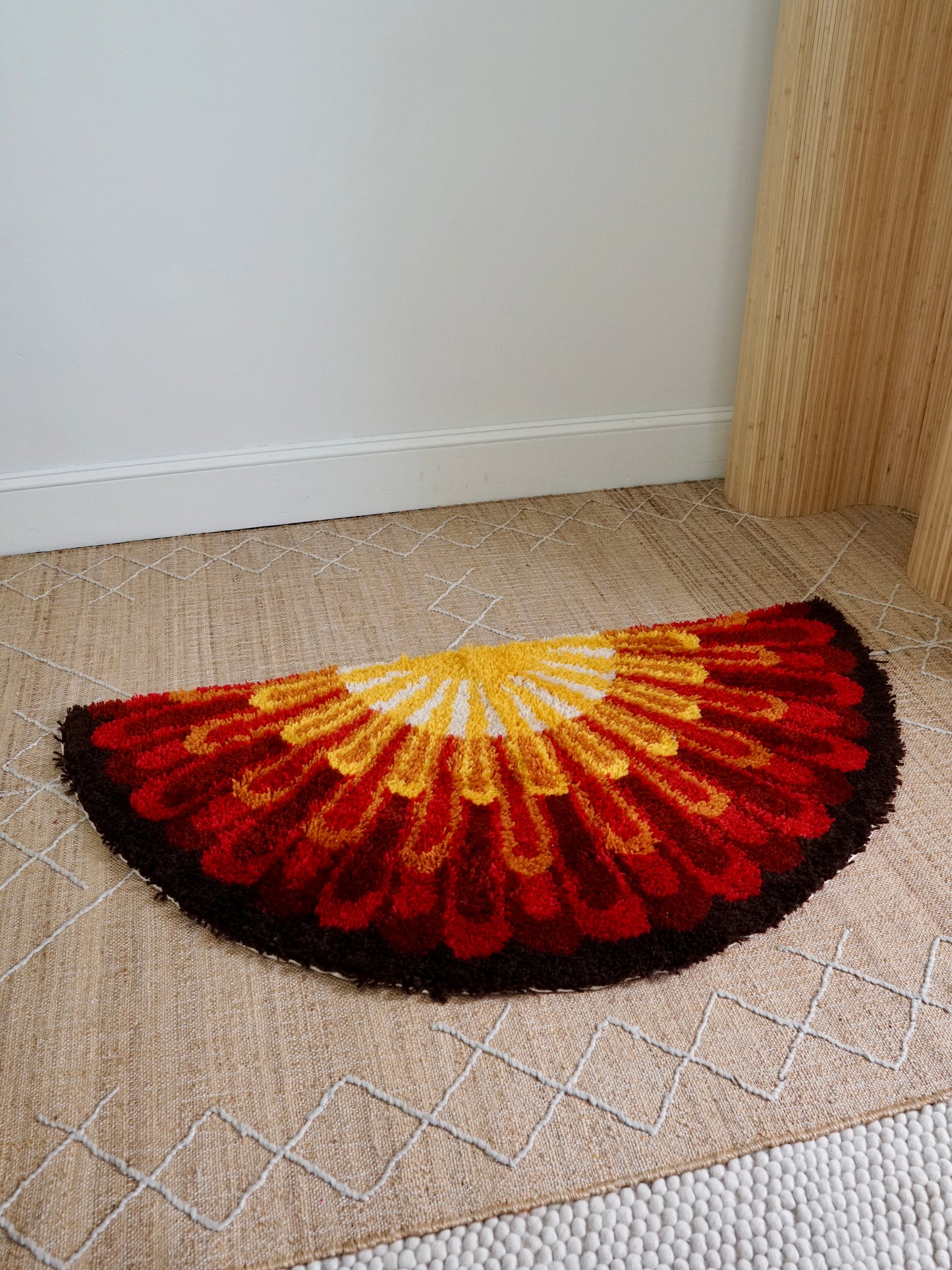 Vintage 70's Sunburst Latch Hook Rug-closiTherapi | vinTage
