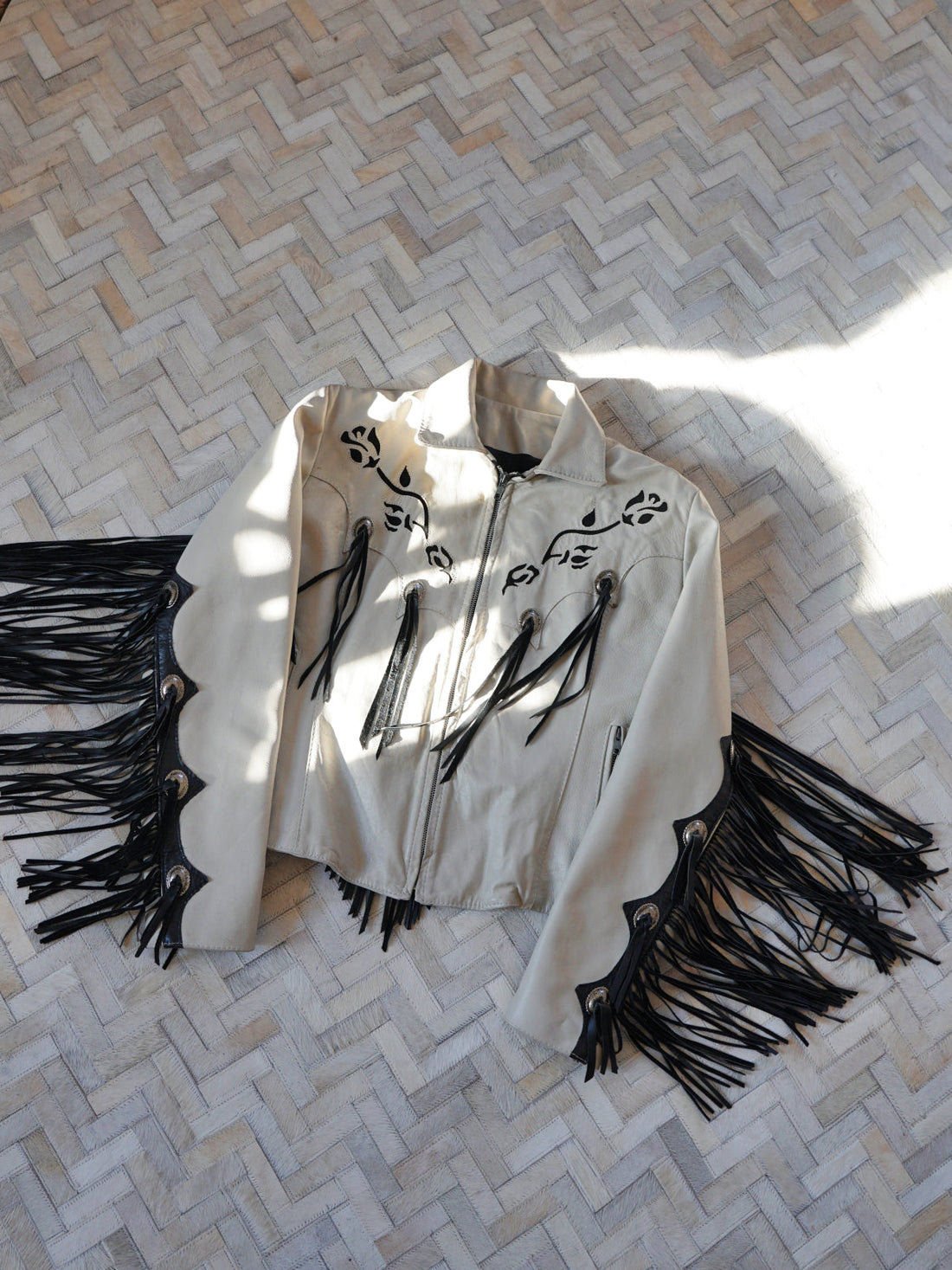 Vintage Bone White Leather Western Fringe Jacket-closiTherapi | vinTage