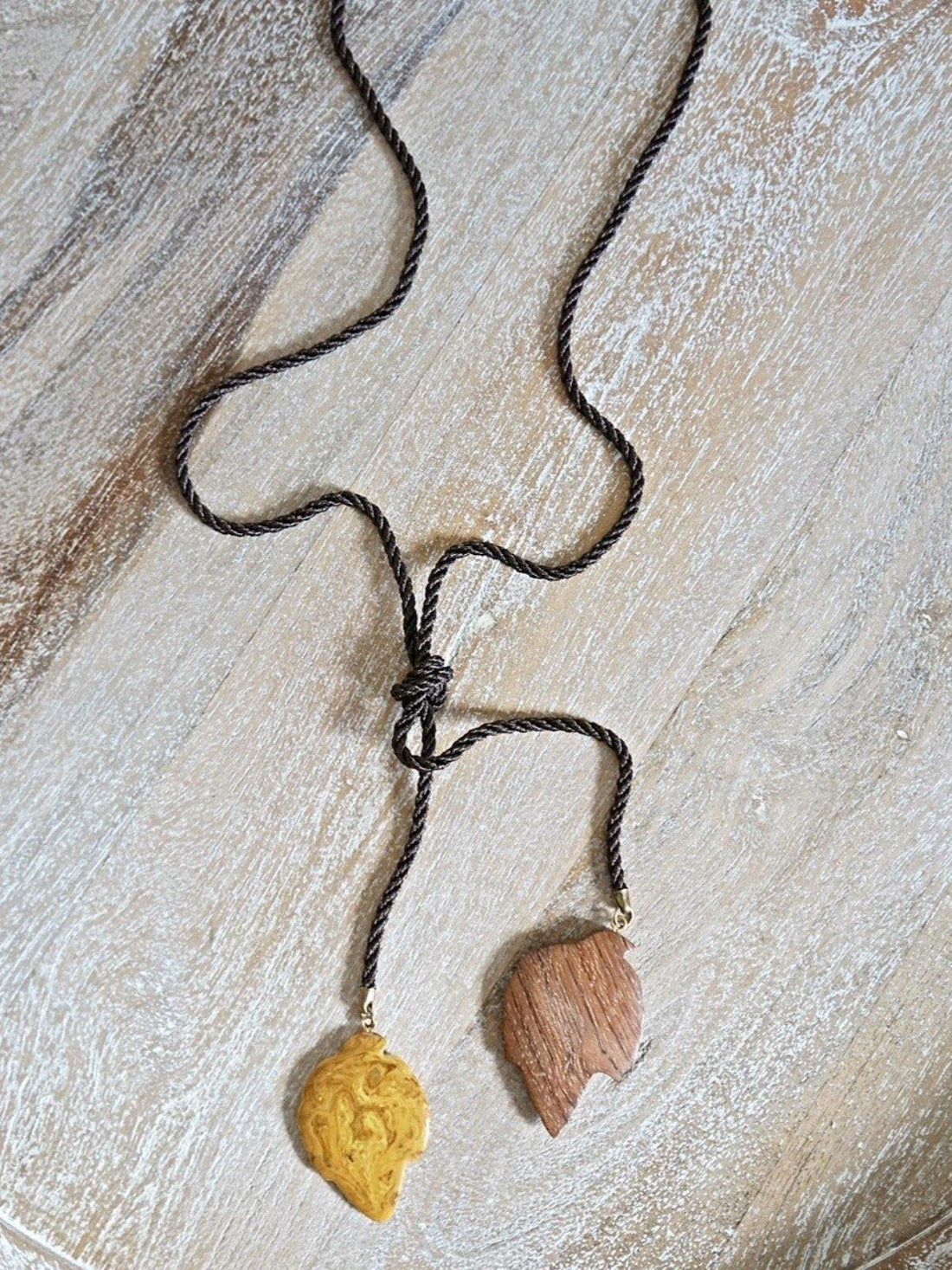 Carved Leaves Lariat Necklace-closiTherapi | vinTage