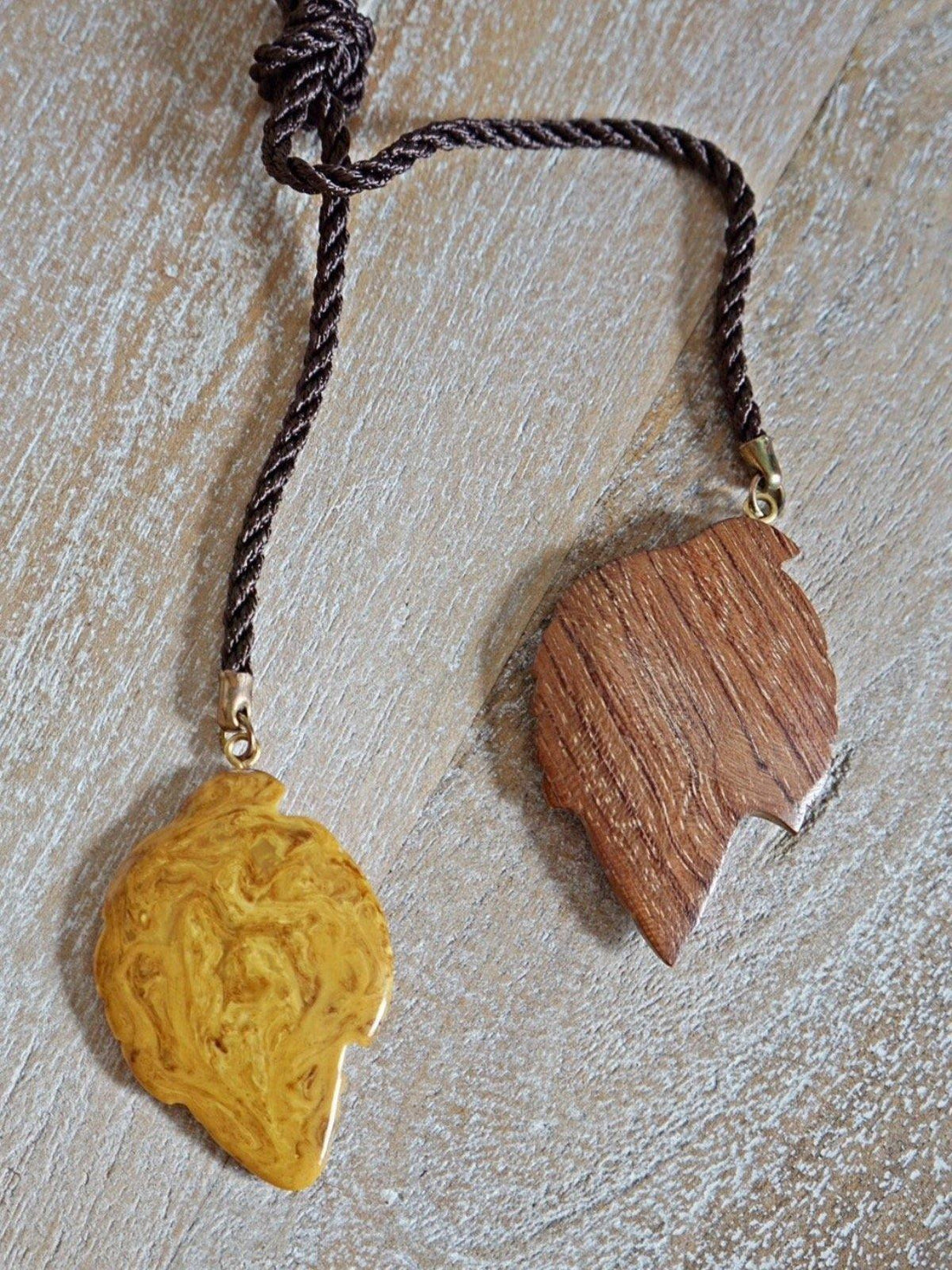 Carved Leaves Lariat Necklace-closiTherapi | vinTage