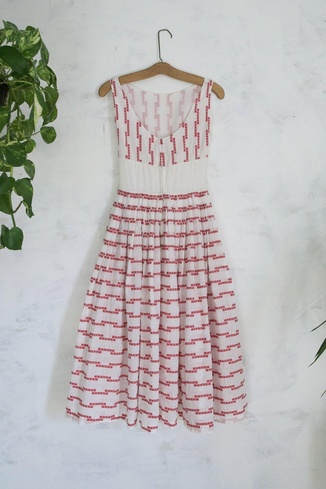 Vintage 50's Cotton Embroidered Day Dress-closiTherapi | vinTage