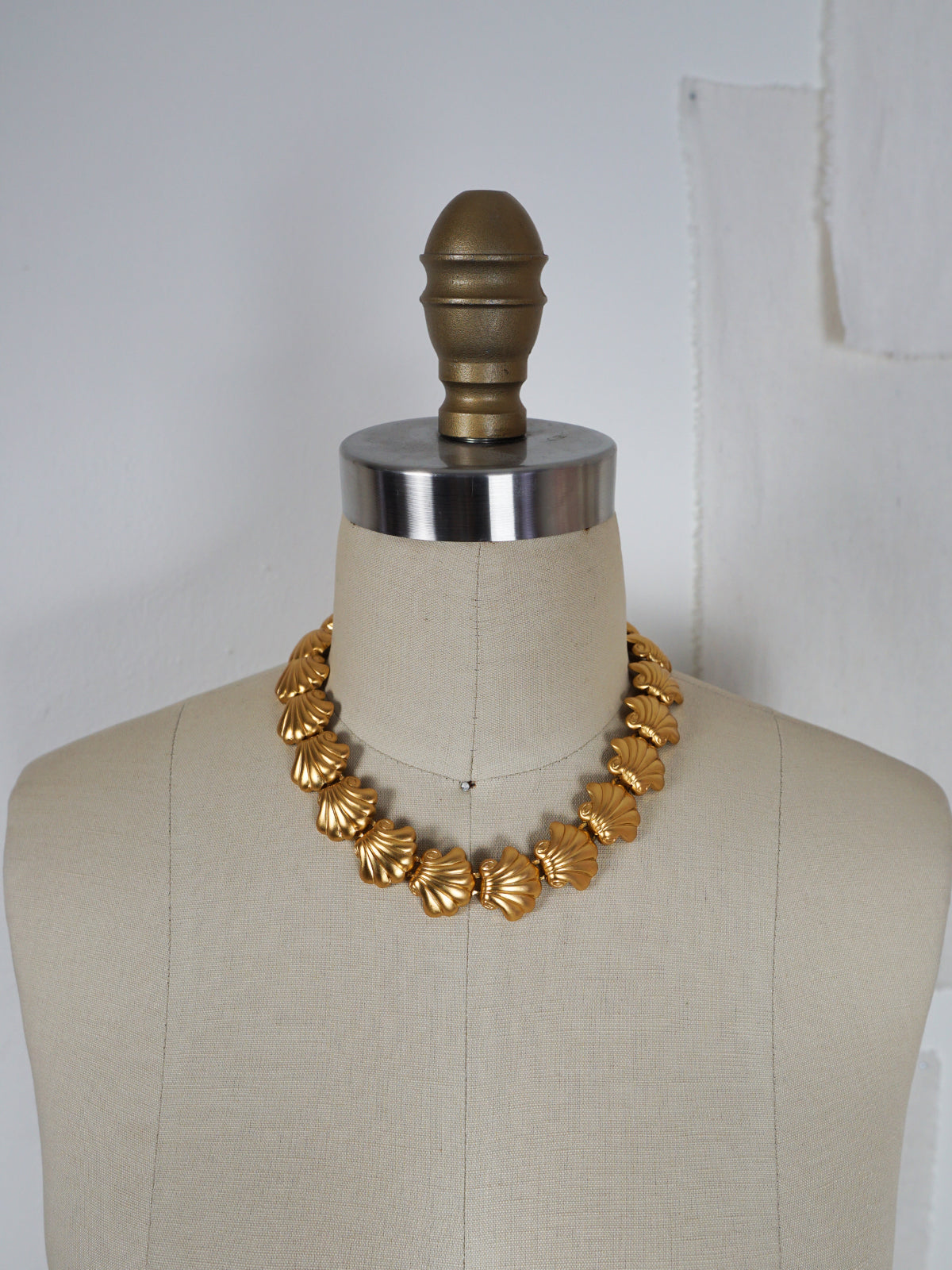 Vintage 80's Gold Seashell Necklace-closiTherapi | vinTage