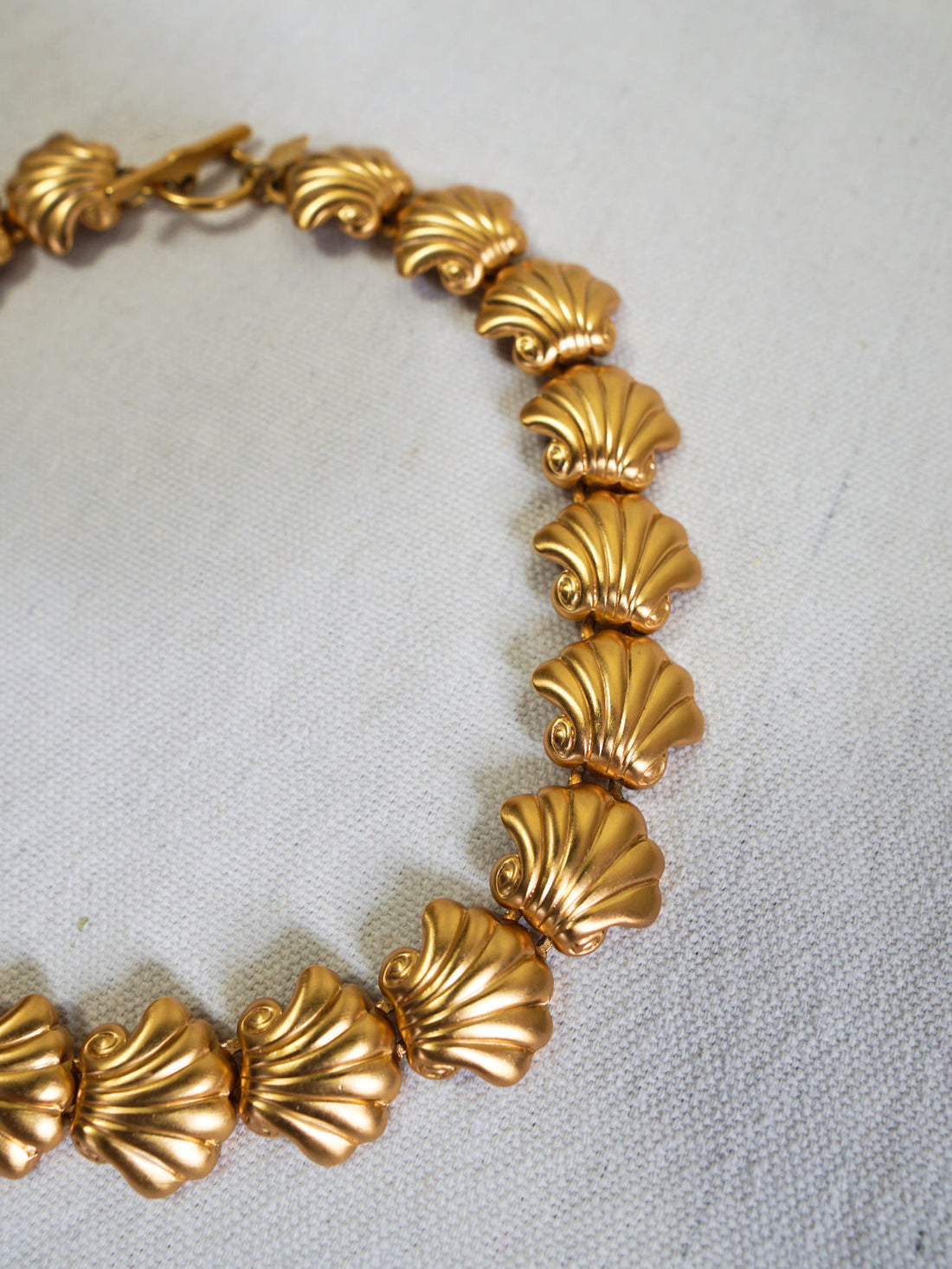 Vintage 80's Gold Seashell Necklace-closiTherapi | vinTage