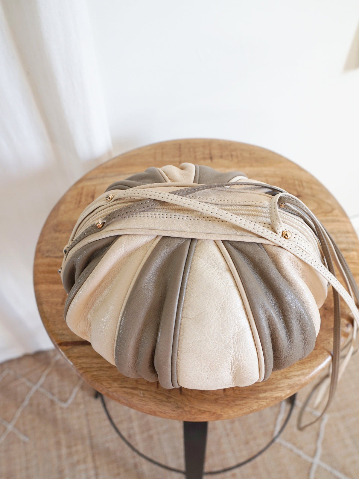 Vintage 80's Pinwheel Round Leather Bag-closiTherapi | vinTage