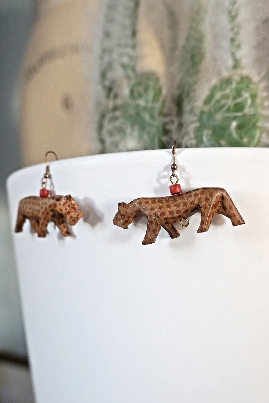 Vintage Carved Wood Cheetah Earrings-closiTherapi | vinTage