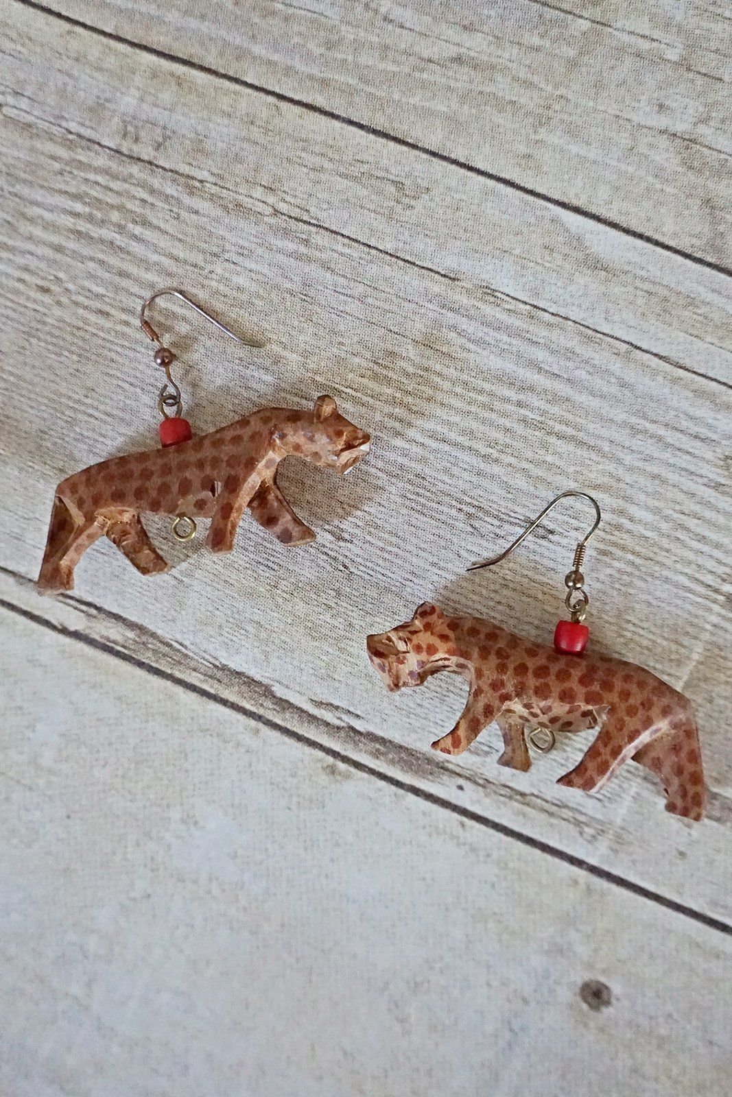 Vintage Carved Wood Cheetah Earrings-closiTherapi | vinTage