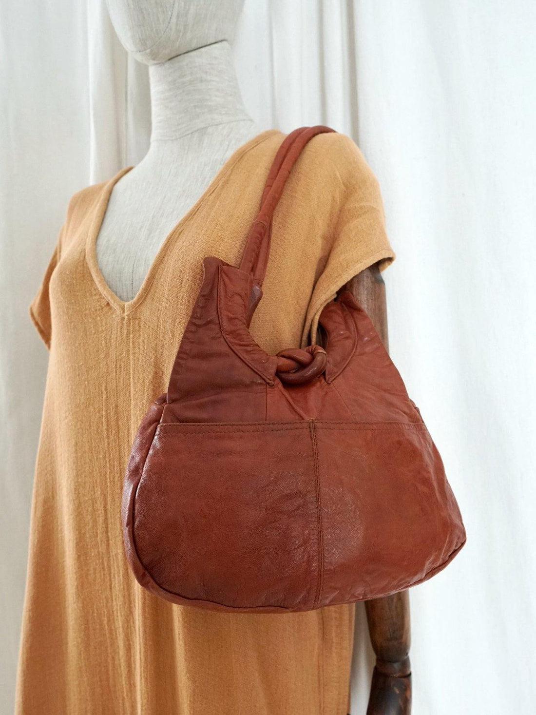 Vintage Cinnamon Hobo Leather Bag-closiTherapi | vinTage