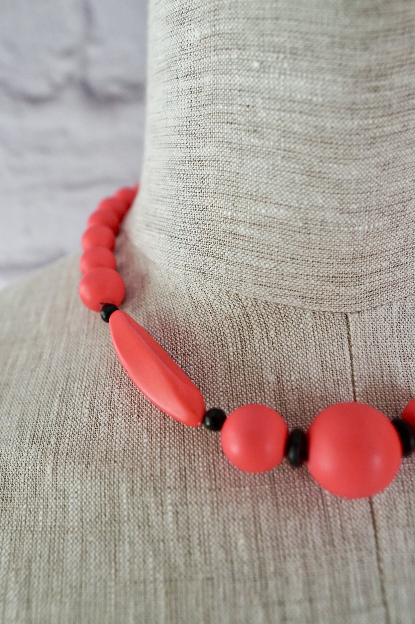 Vintage Coral Bead Necklace-closiTherapi | vinTage