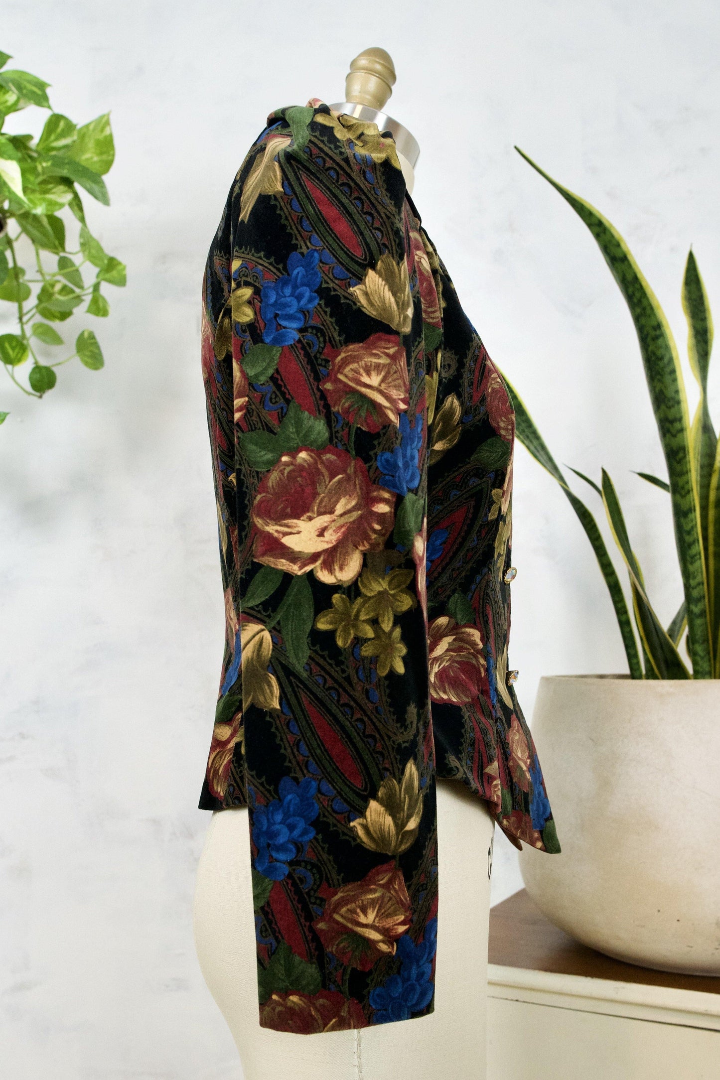 Vintage Dark Velvet Floral Blazer-closiTherapi | vinTage