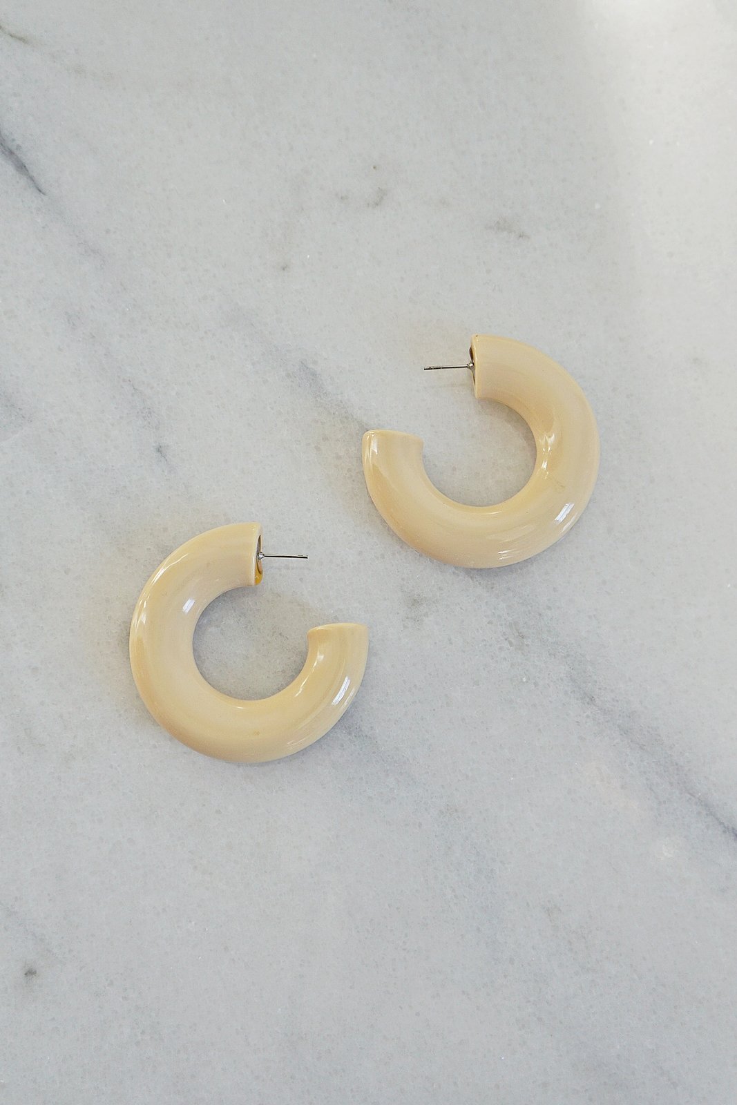 Vintage Eggshell Hoop Bold Lucite Earrings-closiTherapi | vinTage