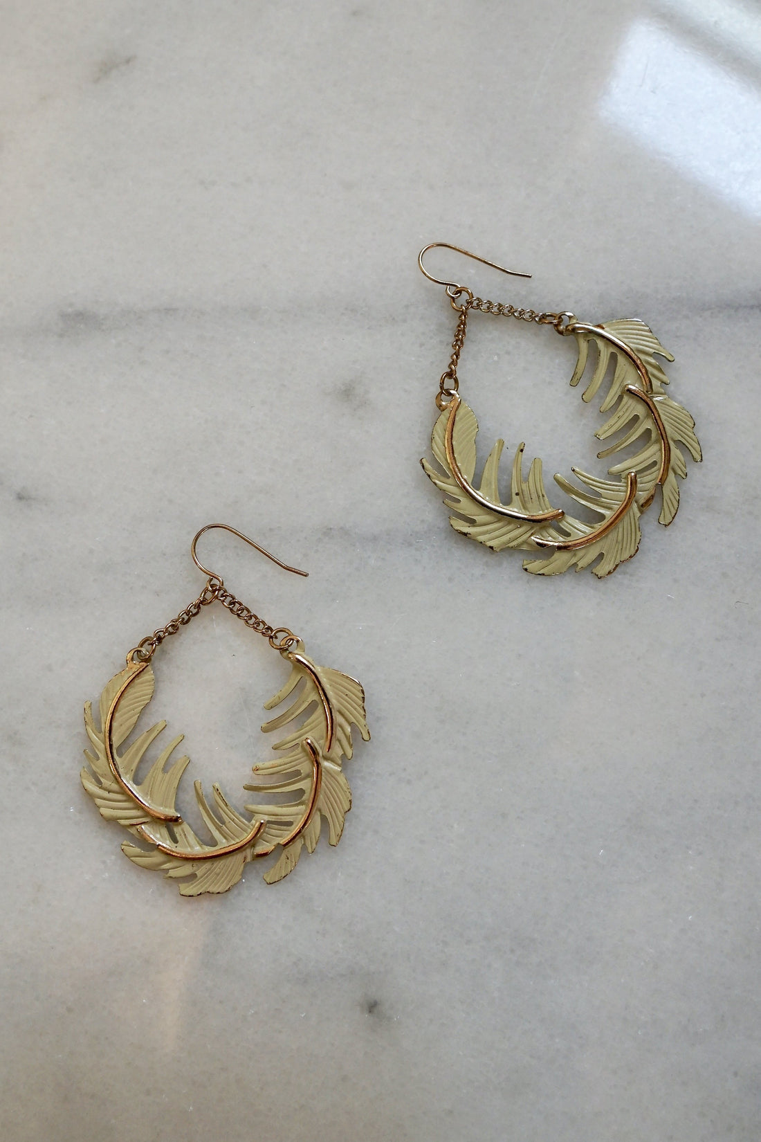 Vintage Floating Feather Earrings-closiTherapi | vinTage