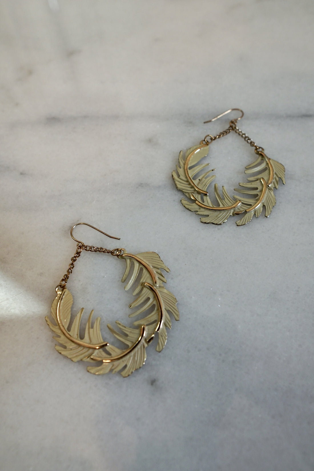 Vintage Floating Feather Earrings-closiTherapi | vinTage