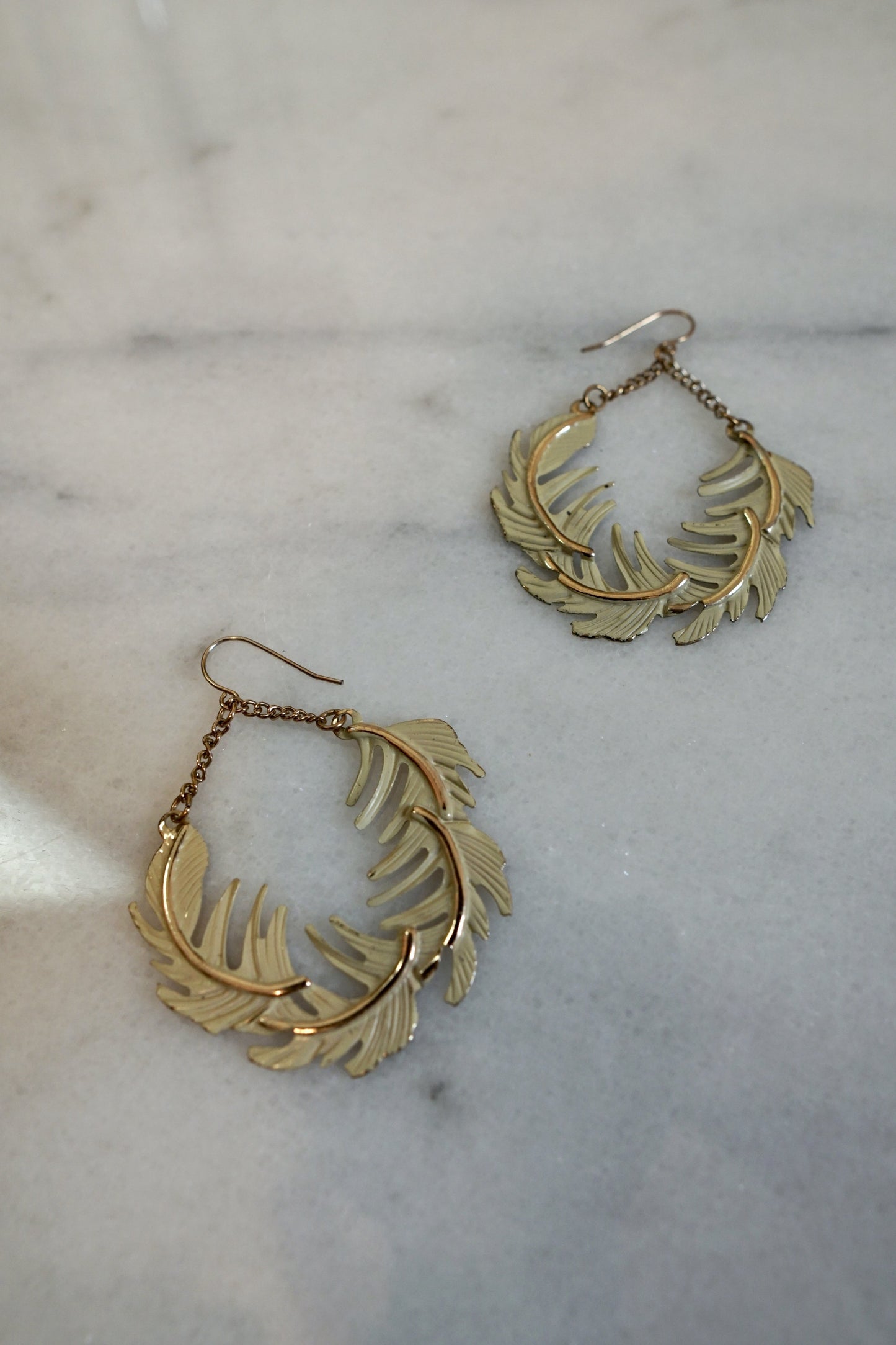 Vintage Floating Feather Earrings-closiTherapi | vinTage