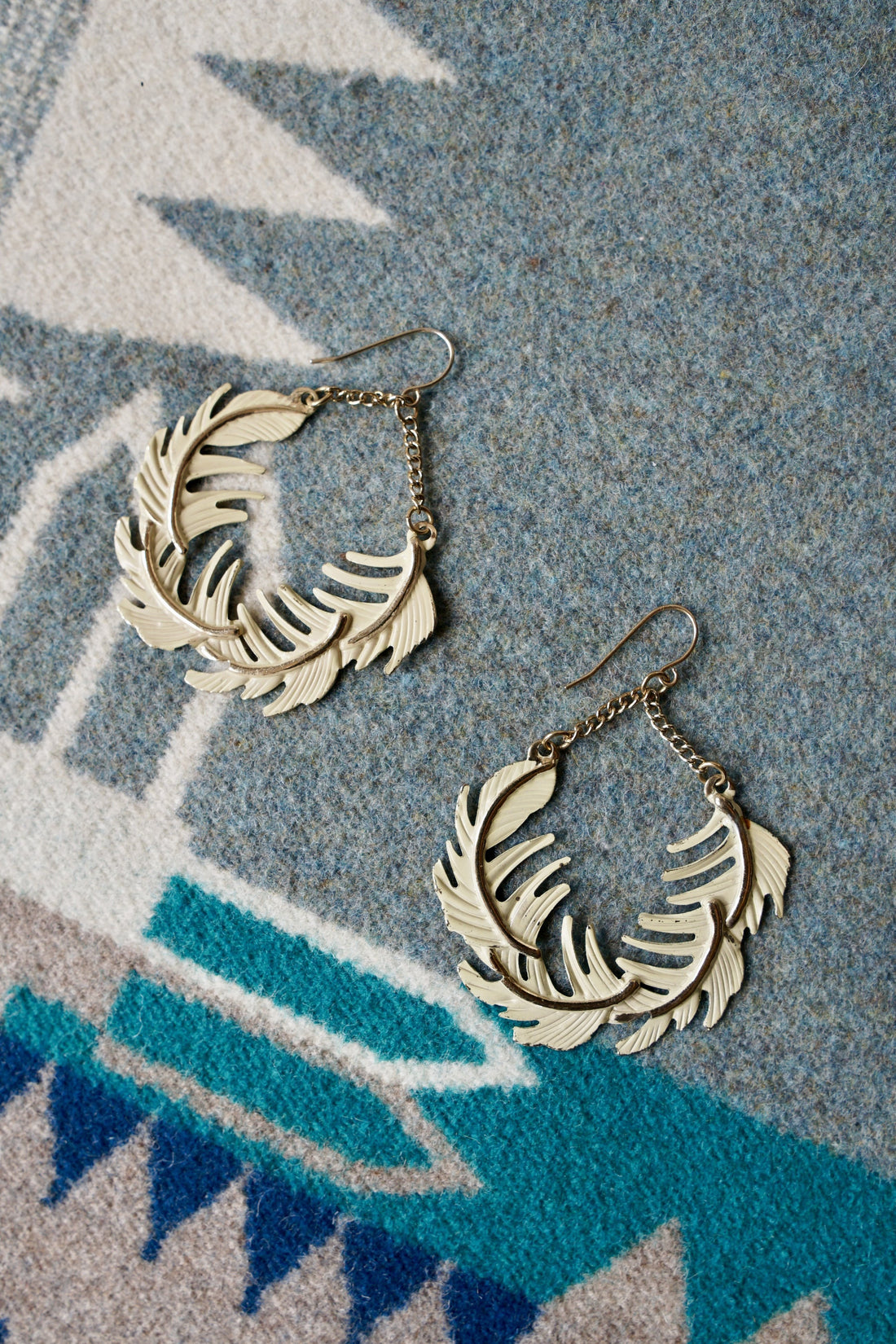 Vintage Floating Feather Earrings-closiTherapi | vinTage