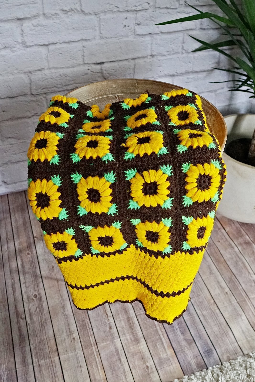 Vintage Hand Crochet Sunflower Blanket-closiTherapi | vinTage