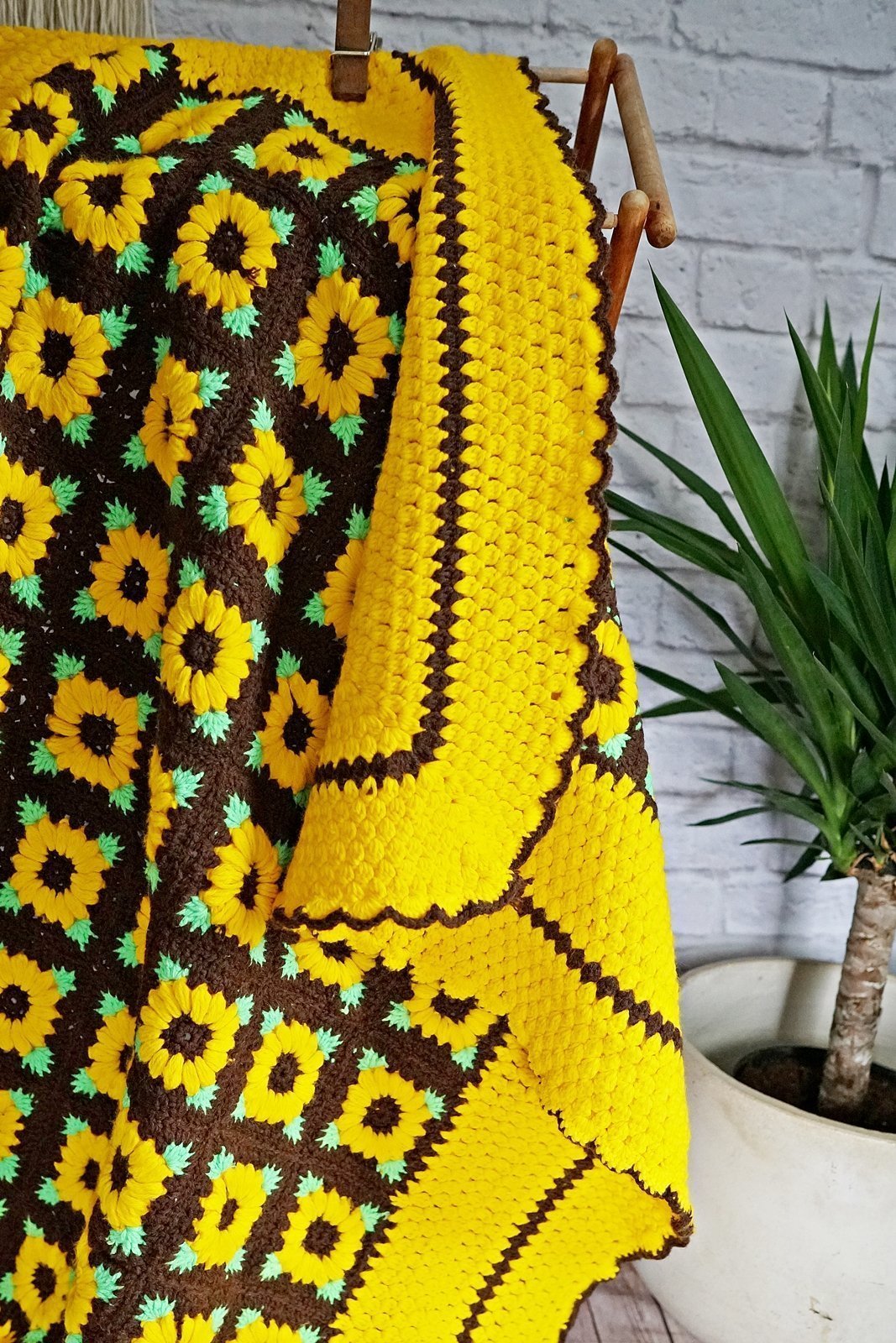 Vintage Hand Crochet Sunflower Blanket-closiTherapi | vinTage