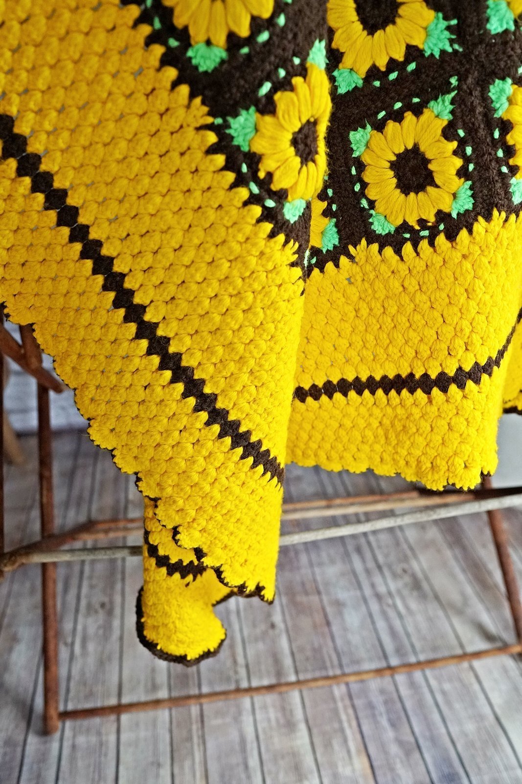 Vintage Hand Crochet Sunflower Blanket-closiTherapi | vinTage
