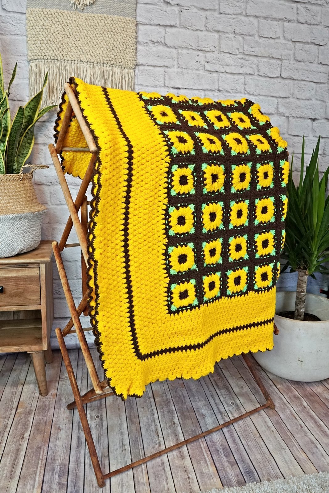Vintage Hand Crochet Sunflower Blanket-closiTherapi | vinTage