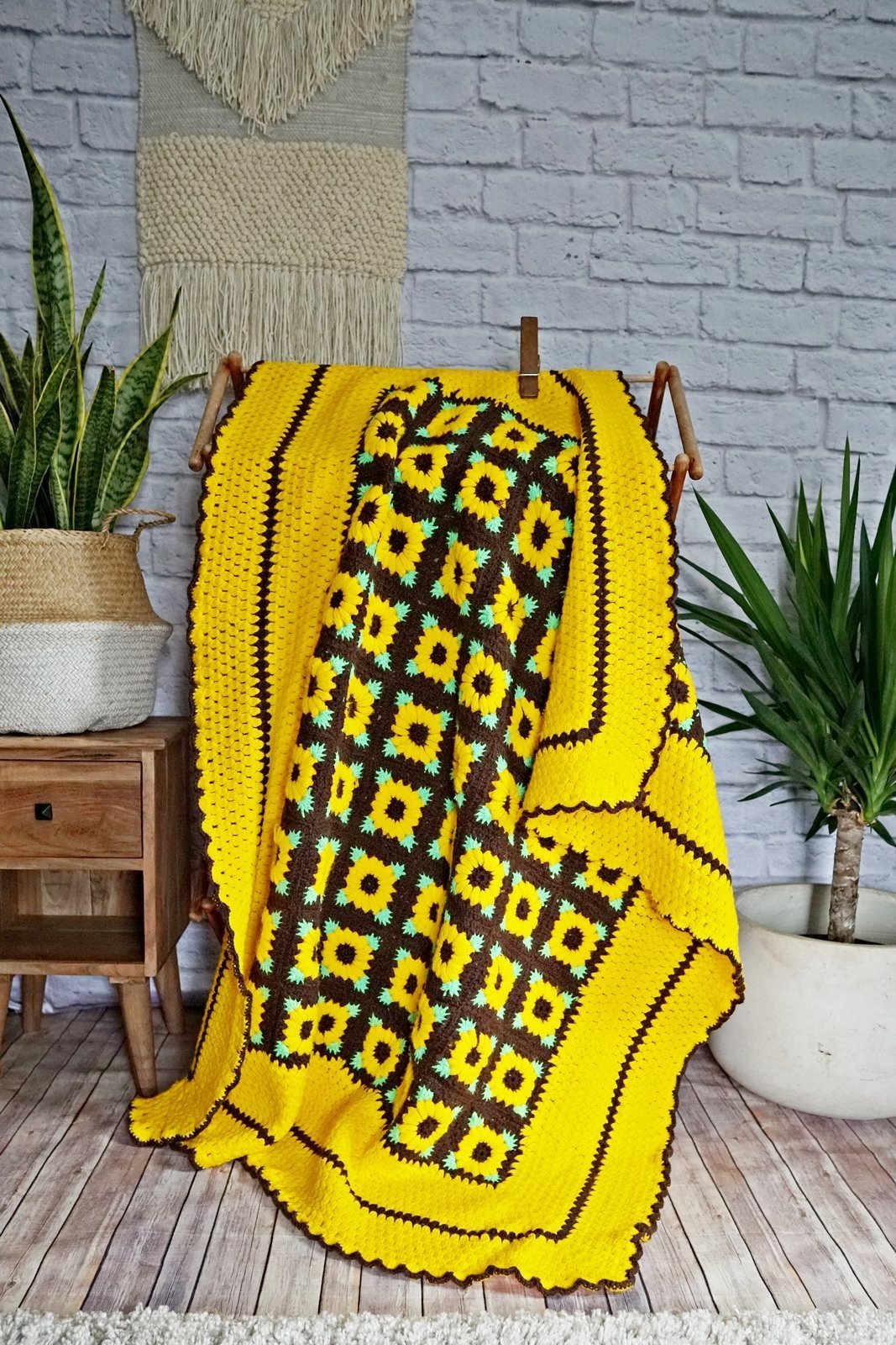 Vintage Hand Crochet Sunflower Blanket-closiTherapi | vinTage