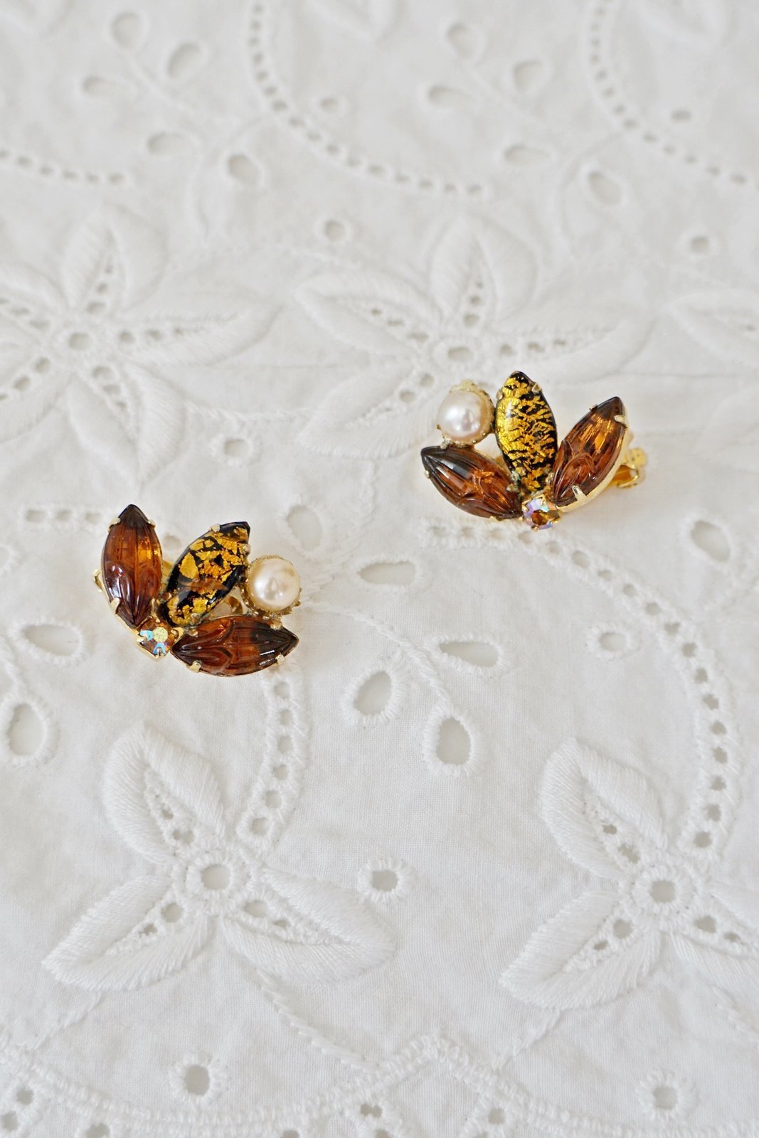 Vintage Jeweled Bee Earrings-closiTherapi | vinTage