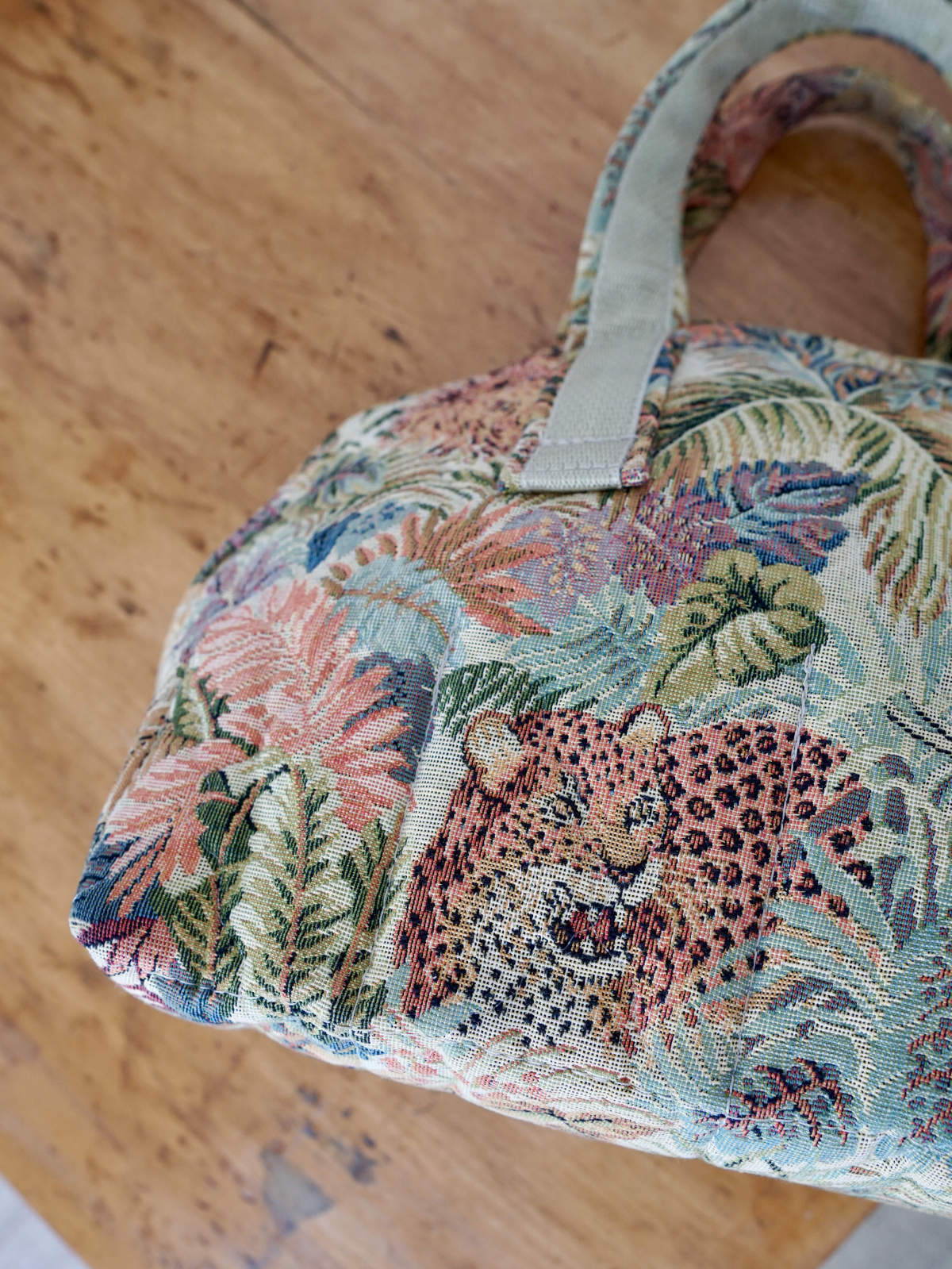 Vintage Jungle Tapestry Travel Bag-closiTherapi | vinTage