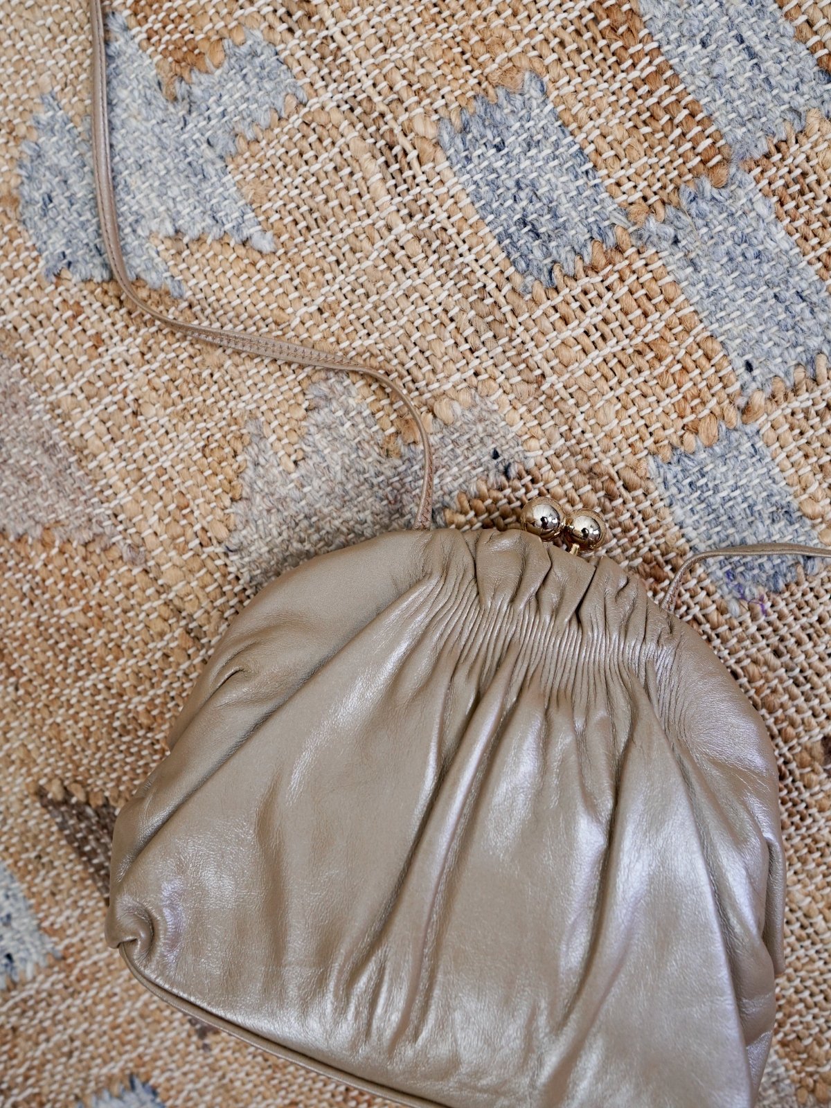 Vintage Leather Champagne Clamshell Bag-closiTherapi | vinTage