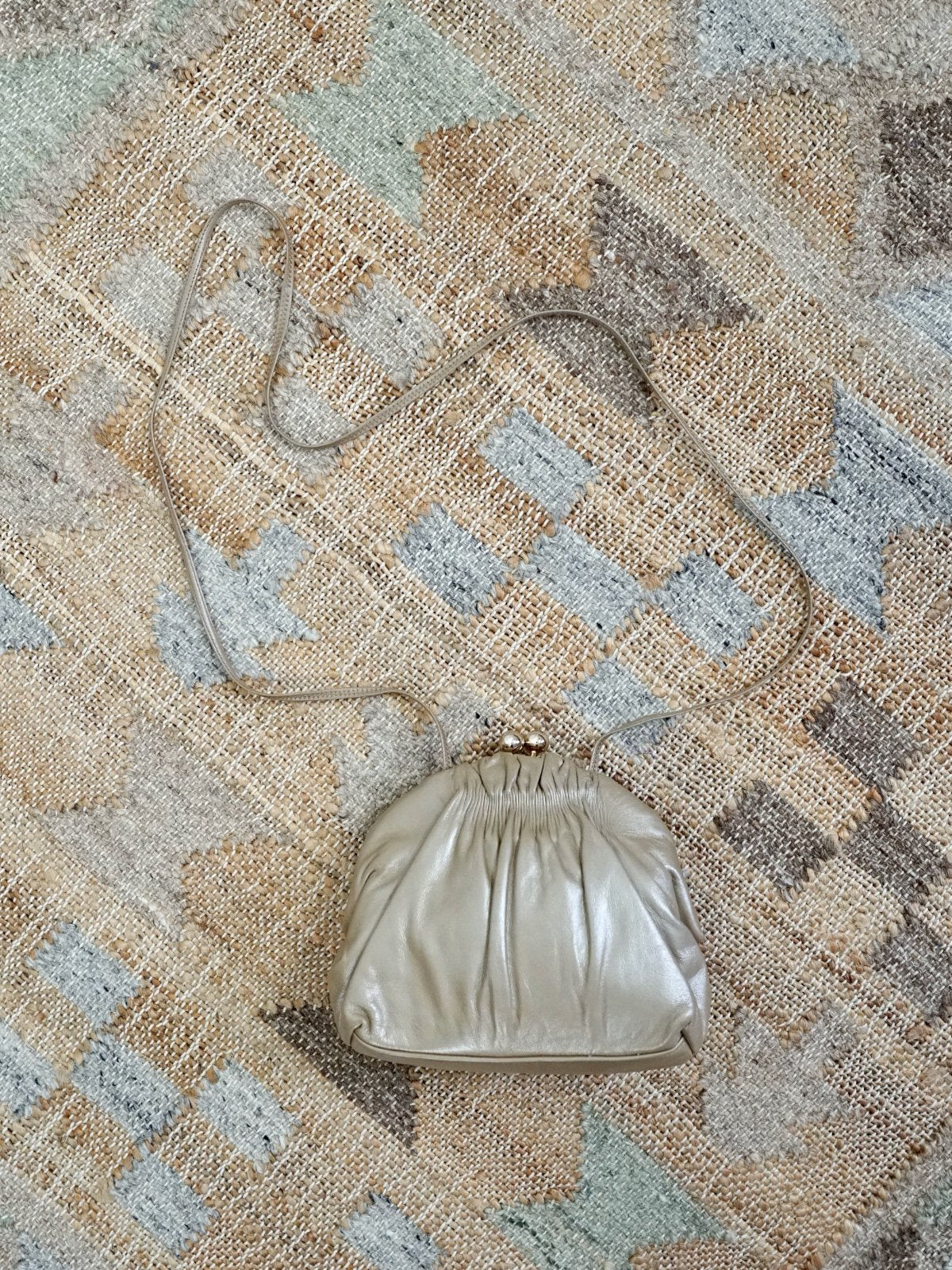 Vintage Leather Champagne Clamshell Bag-closiTherapi | vinTage