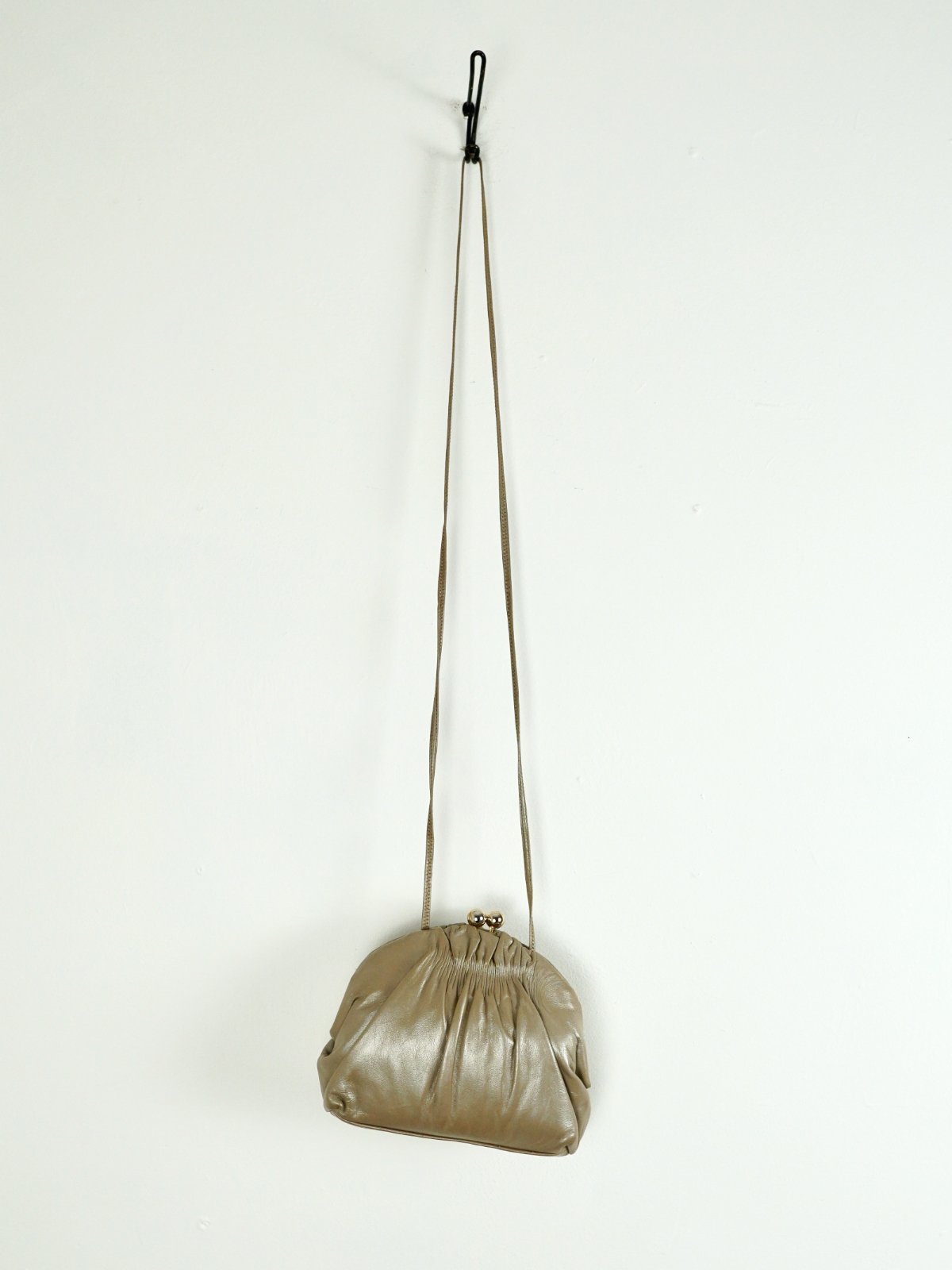 Vintage Leather Champagne Clamshell Bag-closiTherapi | vinTage