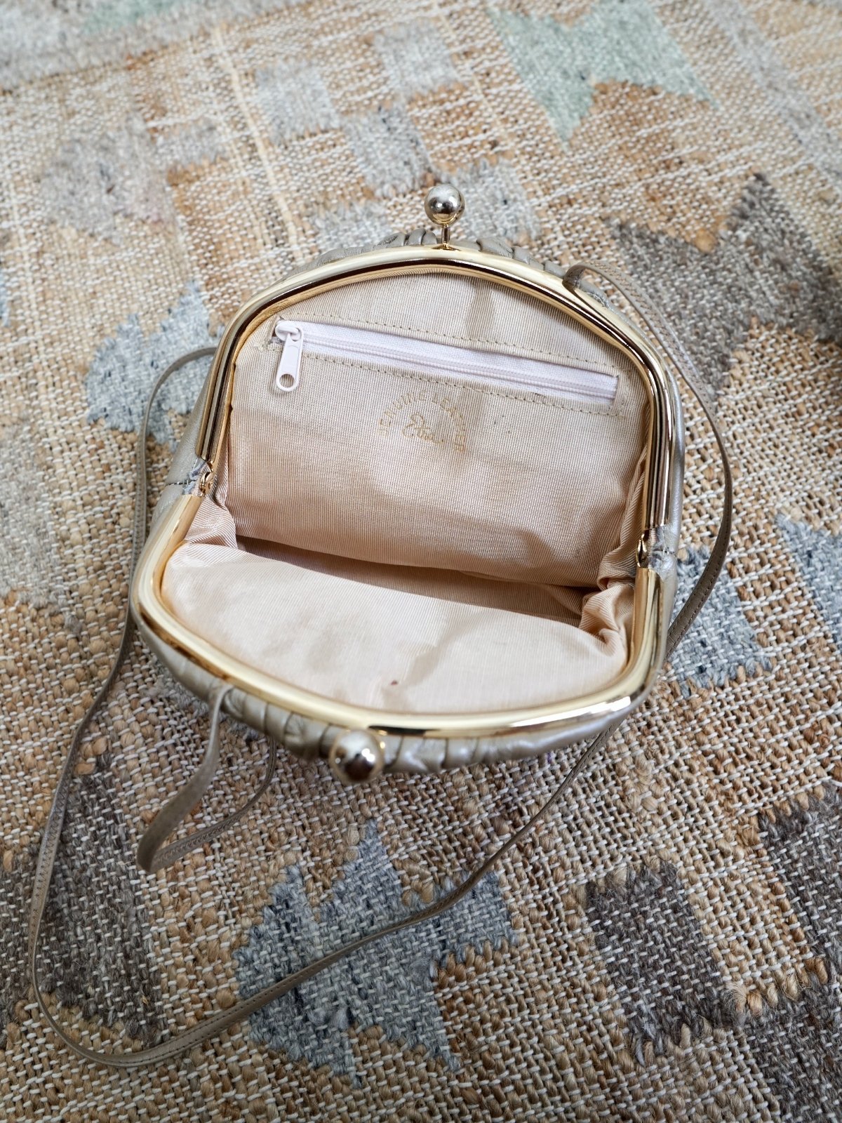 Vintage Leather Champagne Clamshell Bag-closiTherapi | vinTage