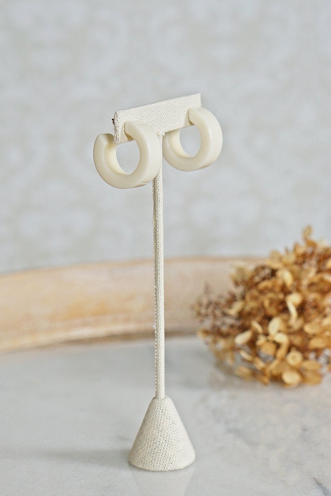 Vintage Milk White Hoop Earrings-closiTherapi | vinTage