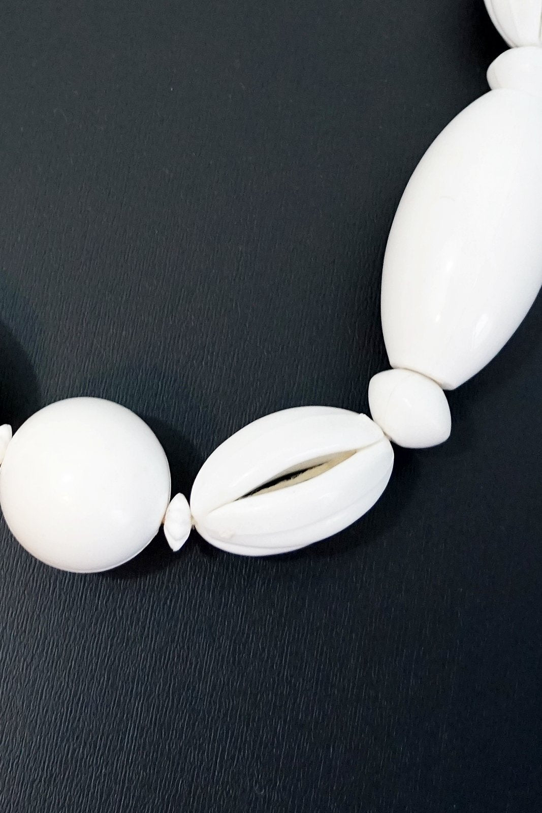 Vintage Oval Beaded Lucite Necklace-closiTherapi | vinTage