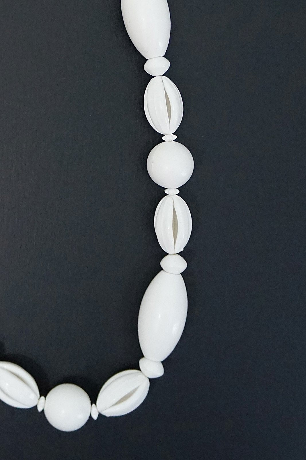 Vintage Oval Beaded Lucite Necklace-closiTherapi | vinTage