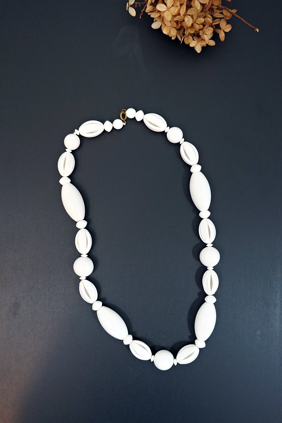 Vintage Oval Beaded Lucite Necklace-closiTherapi | vinTage